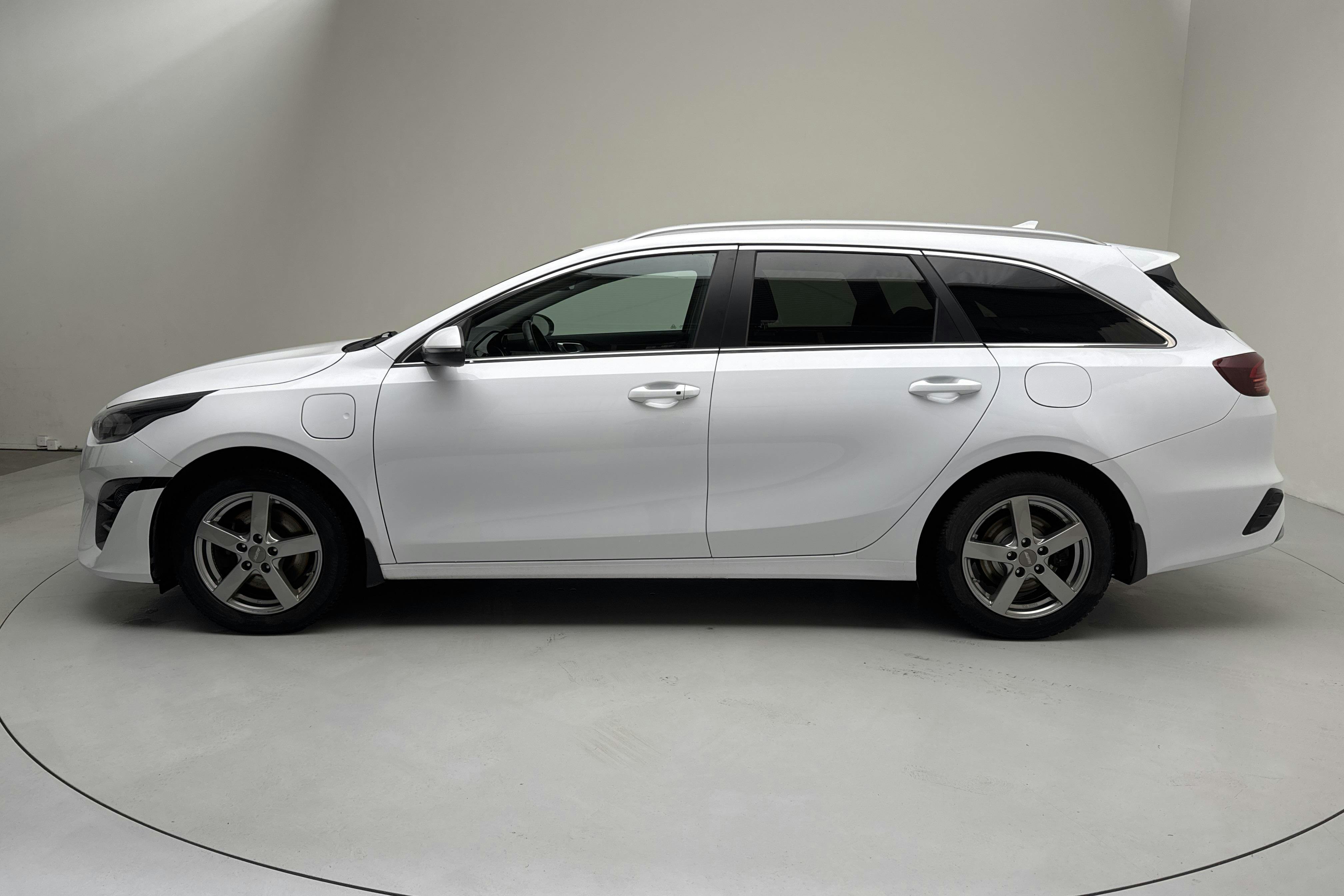 Esittelykuva 2 osoitteesta 18: KIA Ceed 1.6 Plug-in Hybrid SW (141hk) - 91 570 km - Automaattinen - valkoinen - 2023