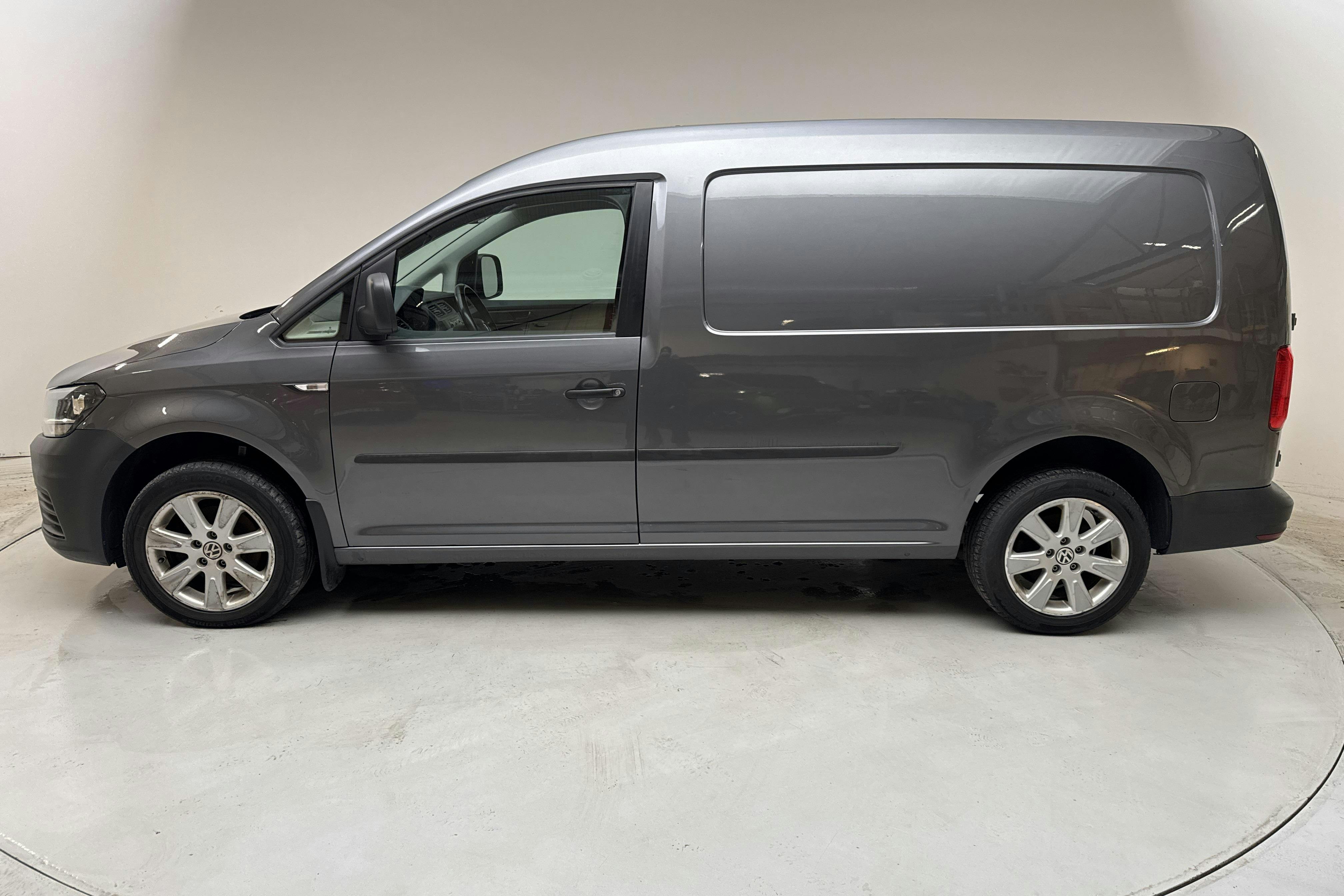 Presentationsfoto 2 av 11: VW Caddy 2.0 TDI Maxi Skåp (102hk) - 8 102 mil - Automat - Dark Grey - 2019
