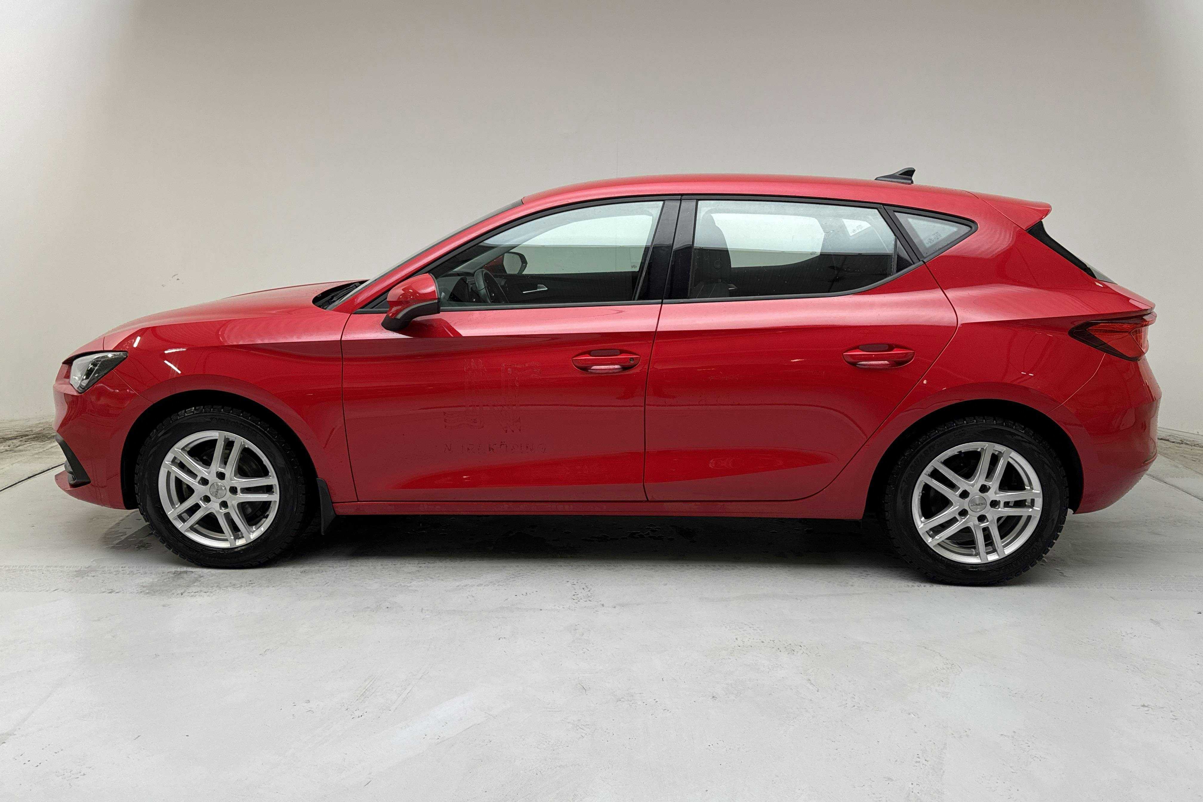 Presentationsfoto 2 av 12: Seat Leon 1.5 TGI 5dr (130hk) - 1 760 mil - Automat - röd - 2022