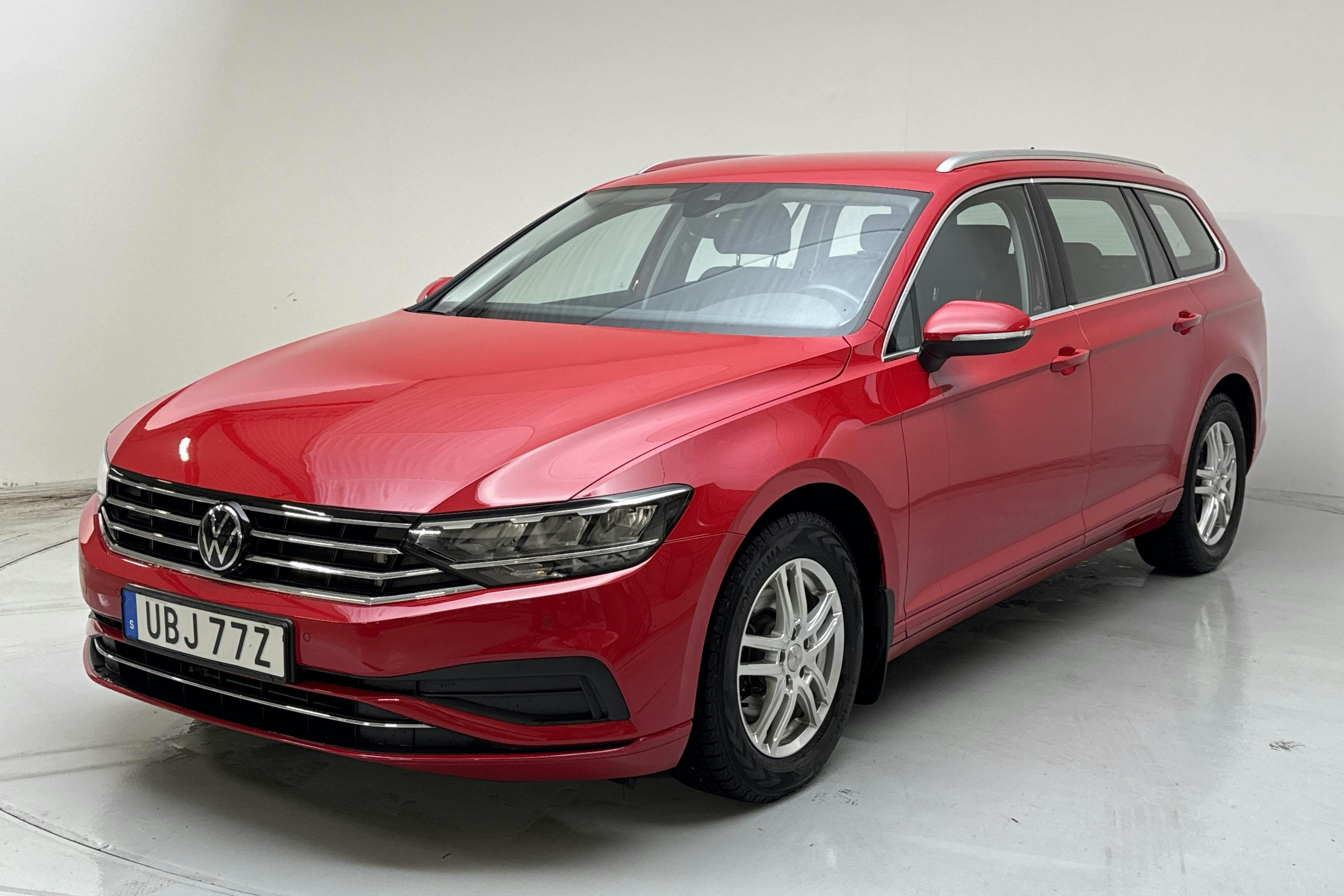 Presentation photo 1 of 16: VW Passat 2.0 TDI Sportscombi (150hk) - 33 440 km - Automatic - red - 2022