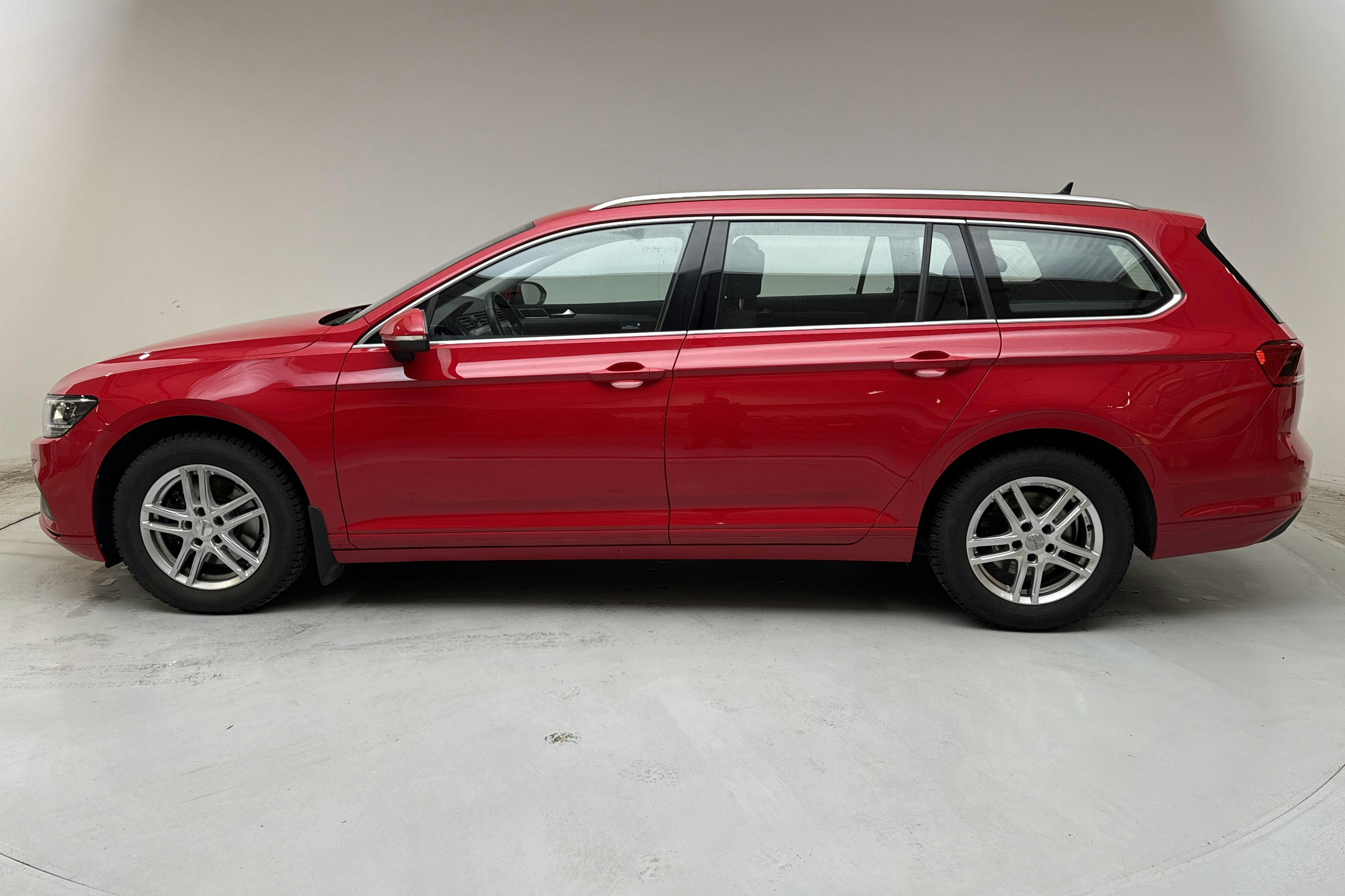 Presentation photo 2 of 12: VW Passat 2.0 TDI Sportscombi (150hk) - 17 100 km - Automatic - red - 2022