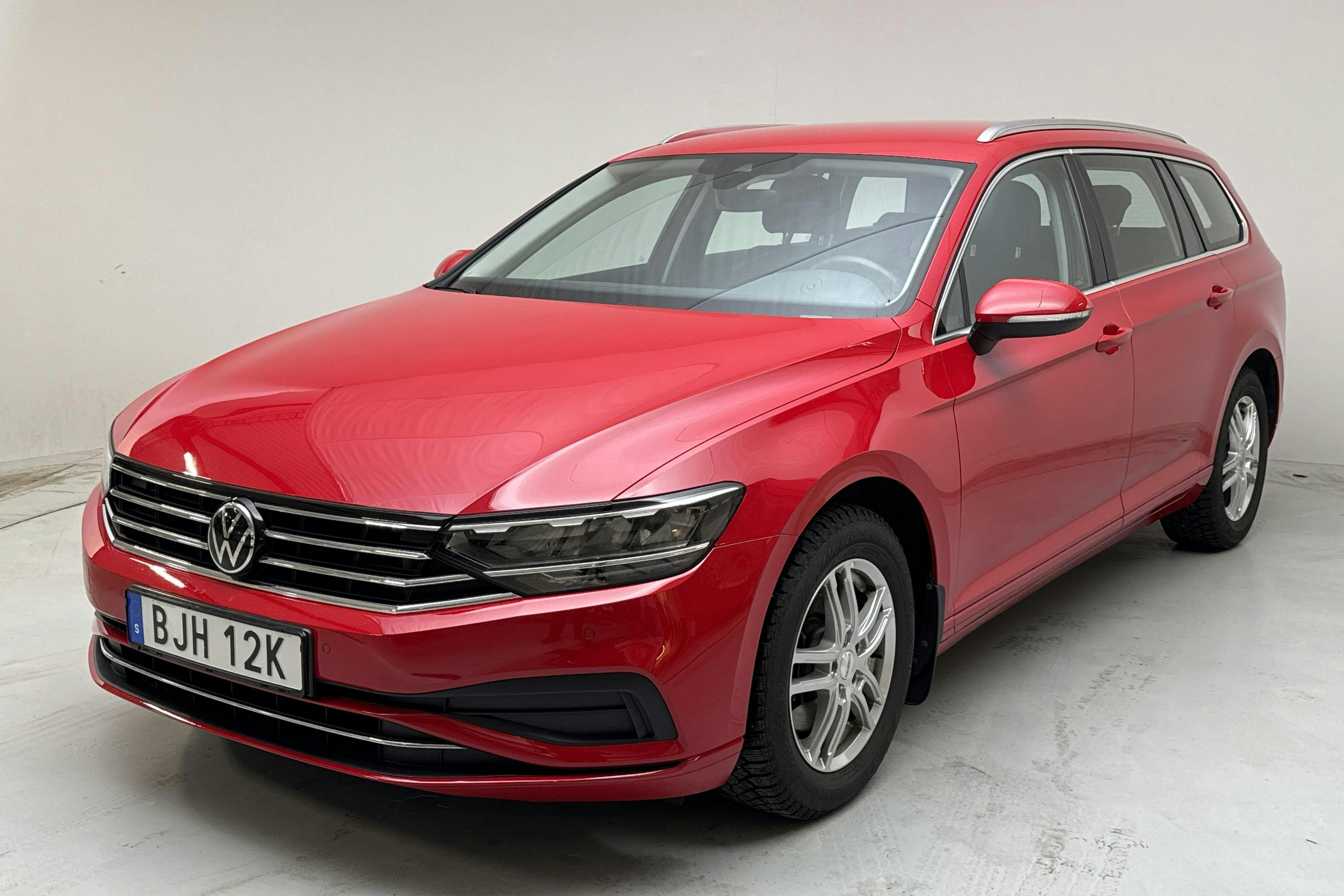 Presentation photo 1 of 12: VW Passat 2.0 TDI Sportscombi (150hk) - 17 100 km - Automatic - red - 2022