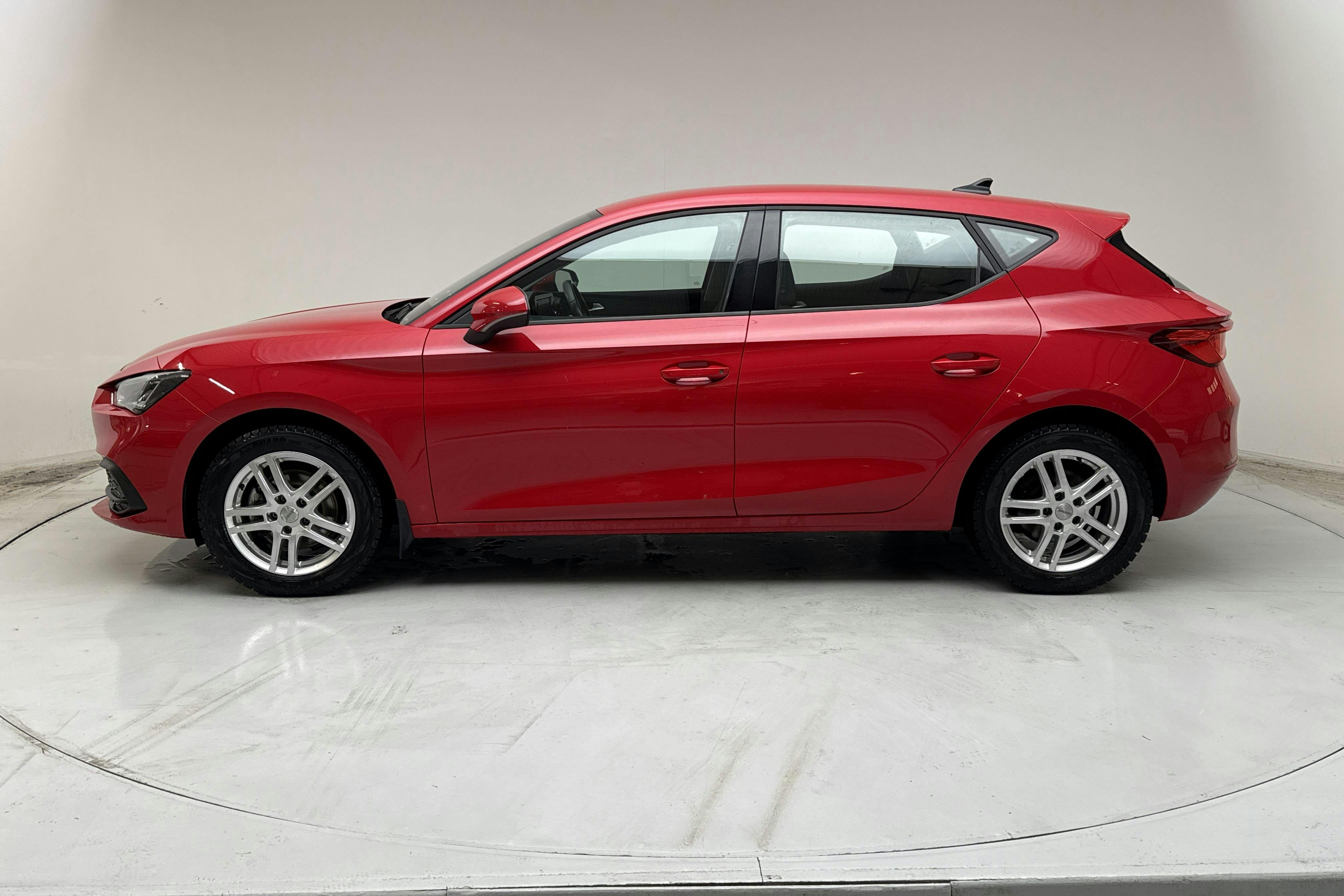 Presentation photo 2 of 14: Seat Leon 1.5 TGI 5dr (130hk) - 17 680 km - Automatic - red - 2022