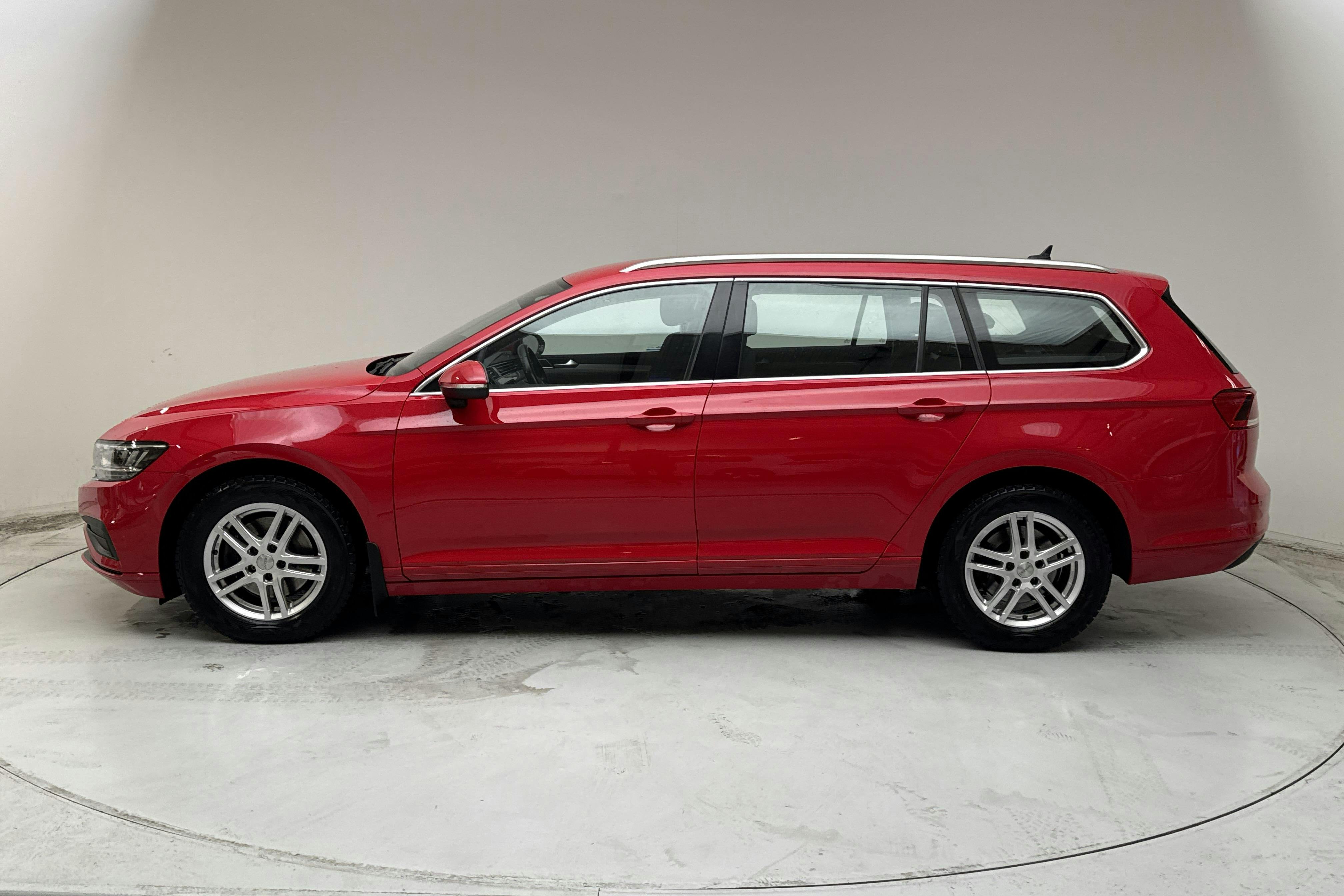 Presentation photo 2 of 14: VW Passat 2.0 TDI Sportscombi (150hk) - 36 250 km - Automatic - red - 2022