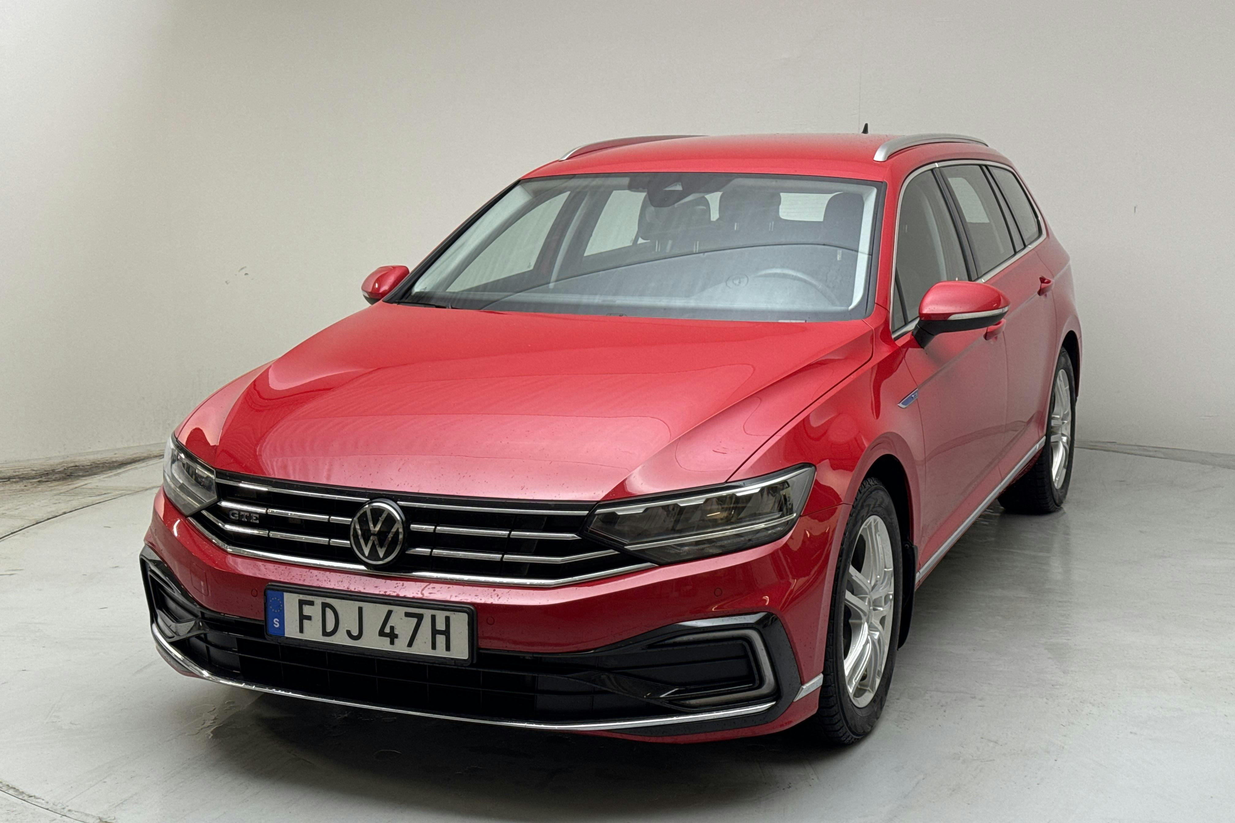 Presentationsfoto 1 av 16: VW Passat 1.4 GTE Sportscombi (218hk) - 5 806 mil - Automat - röd - 2022