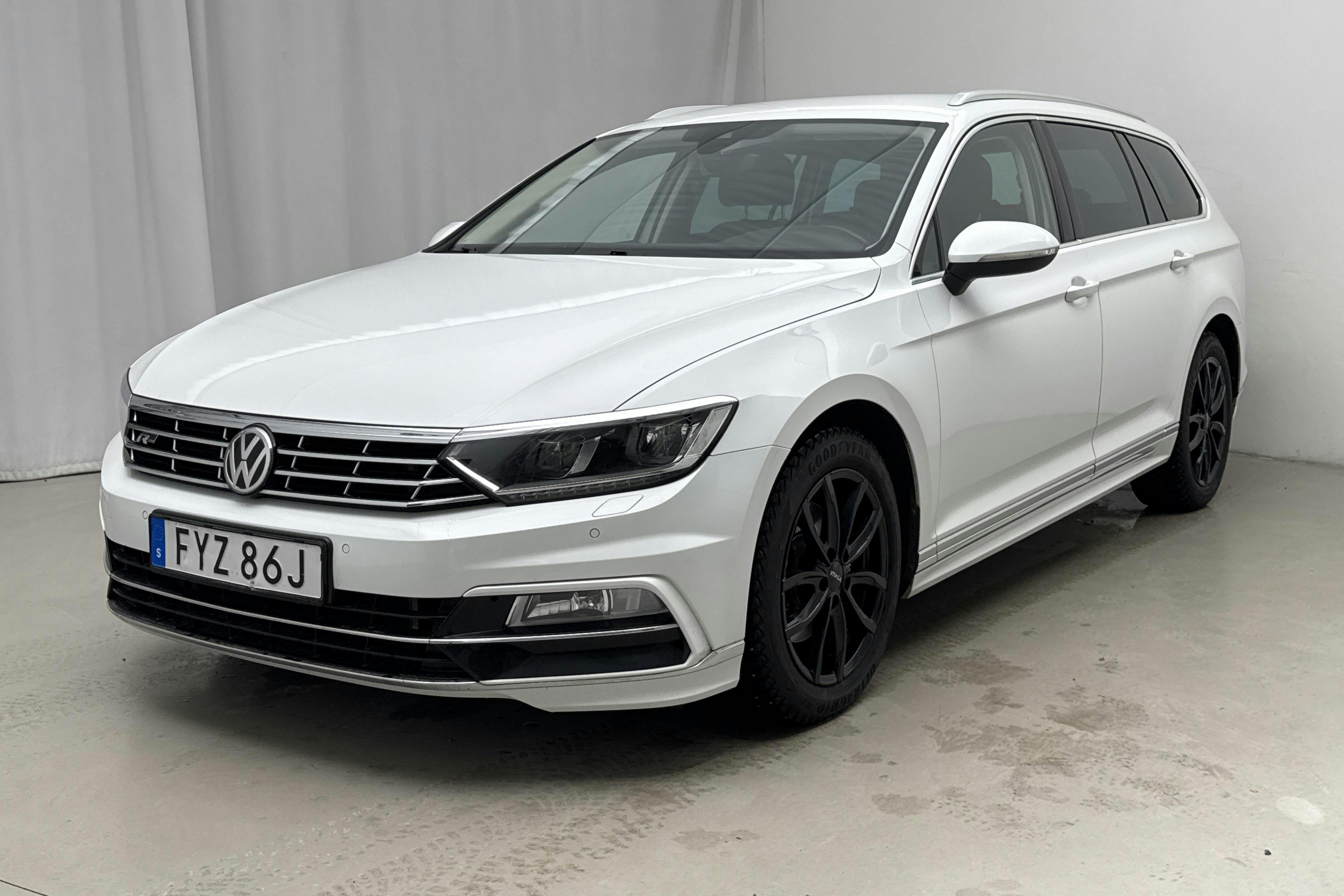 VW Passat 2.0 TDI Sportscombi (190hk) - 8 337 mil - Automat - vit - 2019