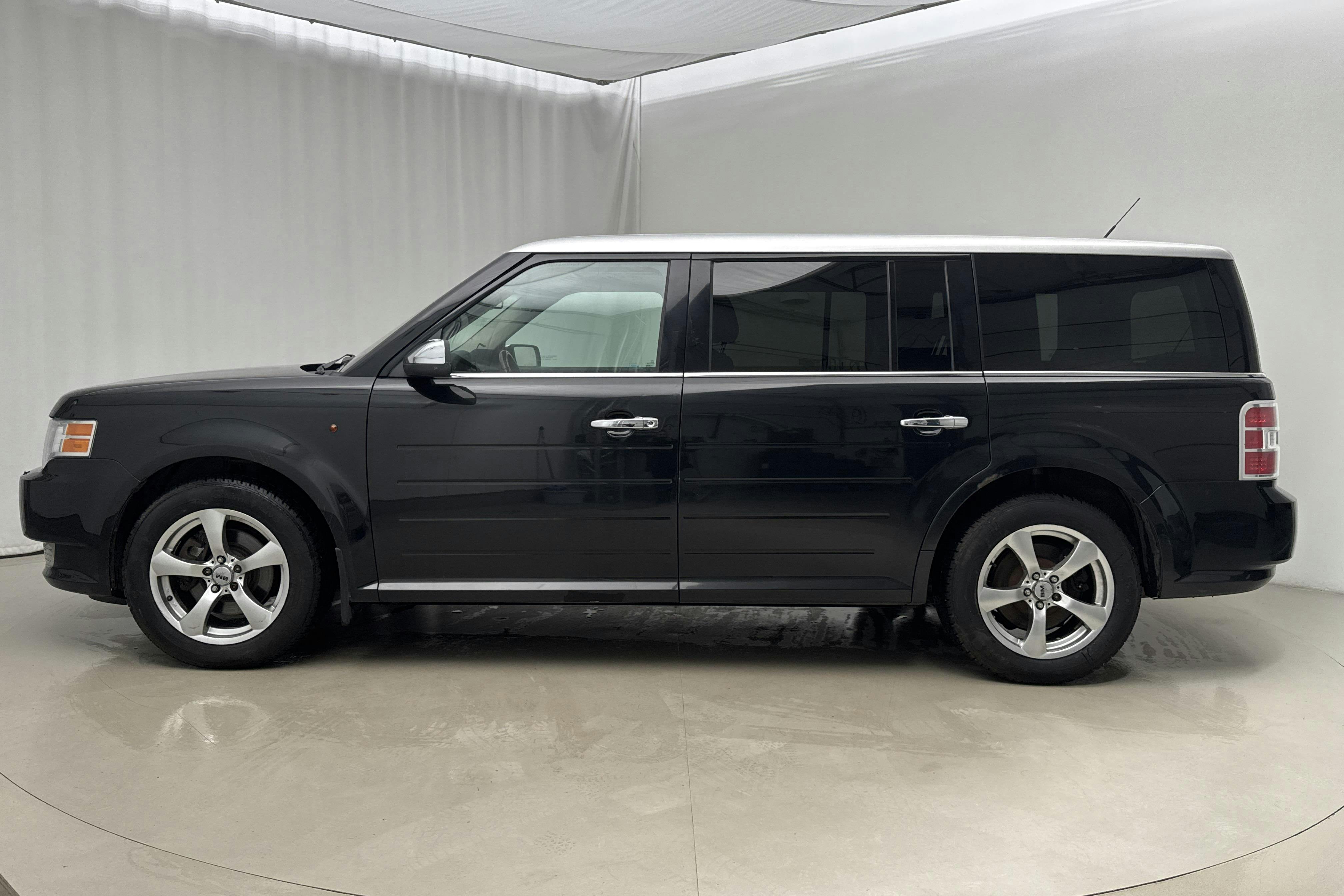 Presentationsfoto 2 av 21: FORD FLEX Flex 3.5 V6 iVCT AWD (266hk) - 22 471 mil - Automat - svart - 2010
