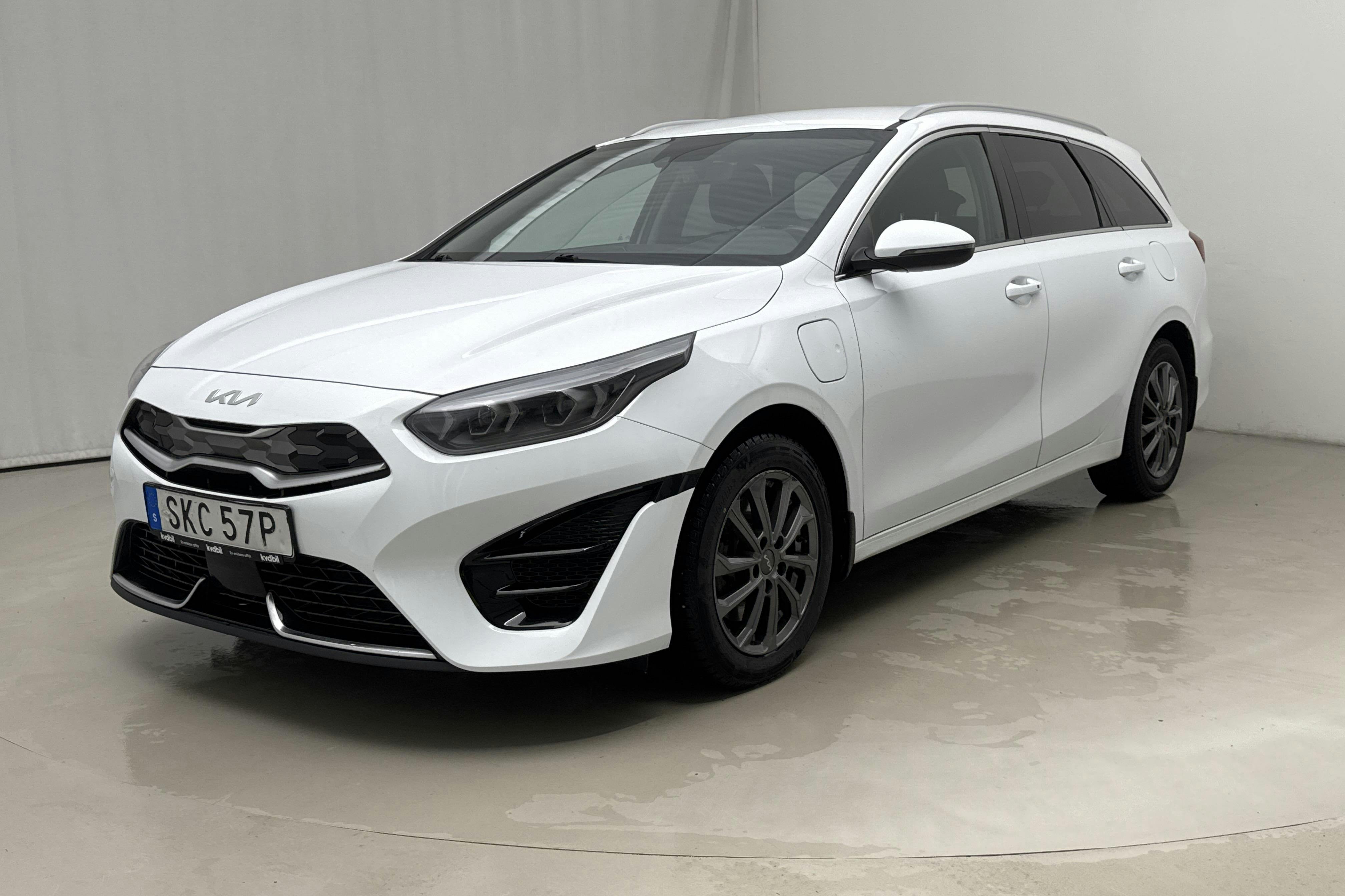 Presentation photo 1 of 18: KIA Ceed 1.6 Plug-in Hybrid SW (141hk) - 144 210 km - Automatic - white - 2023