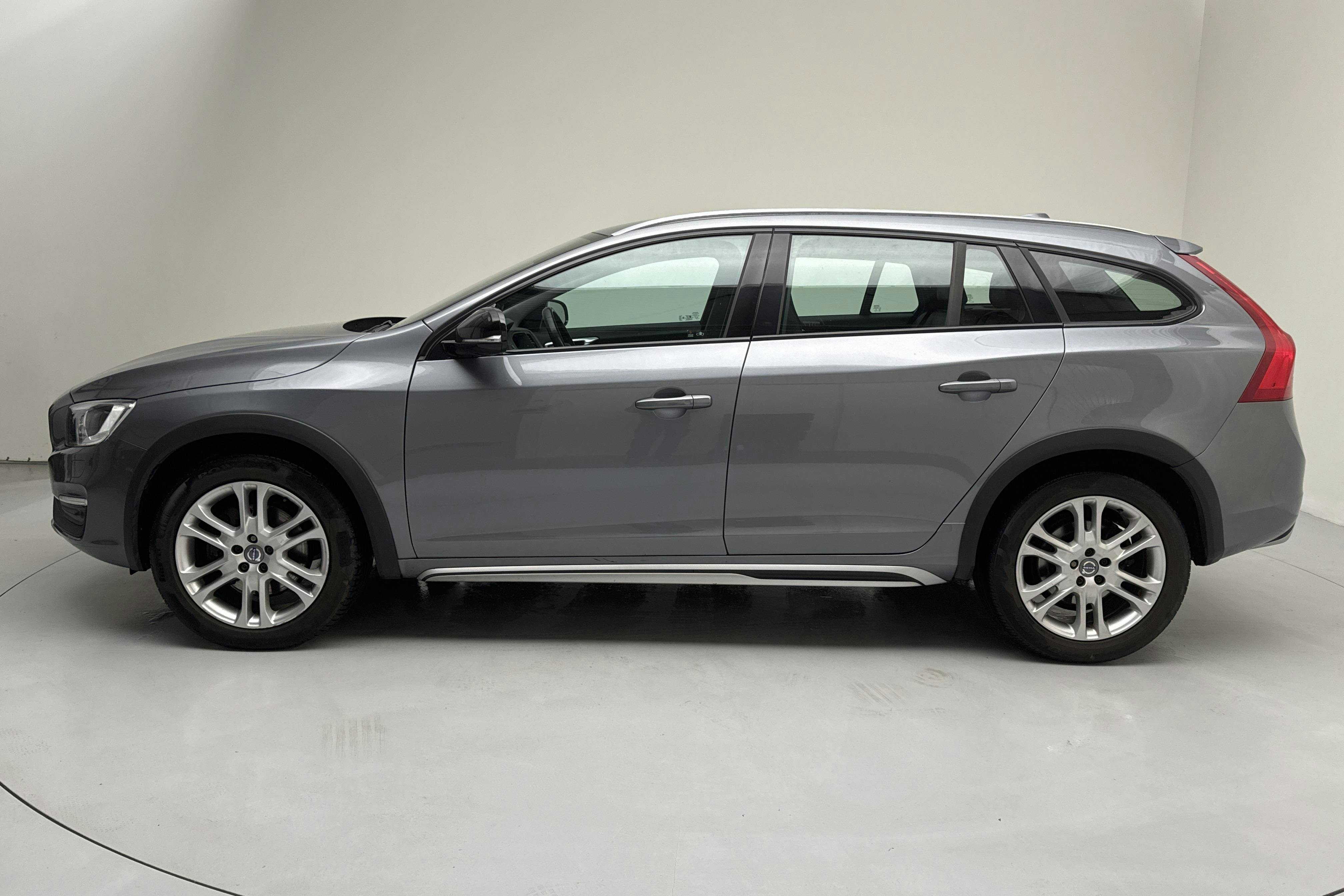 Esitlusfoto 2 aadressil 15: Volvo V60 D4 Cross Country (190hk) - 166 390 km - Automaatne - hall - 2016