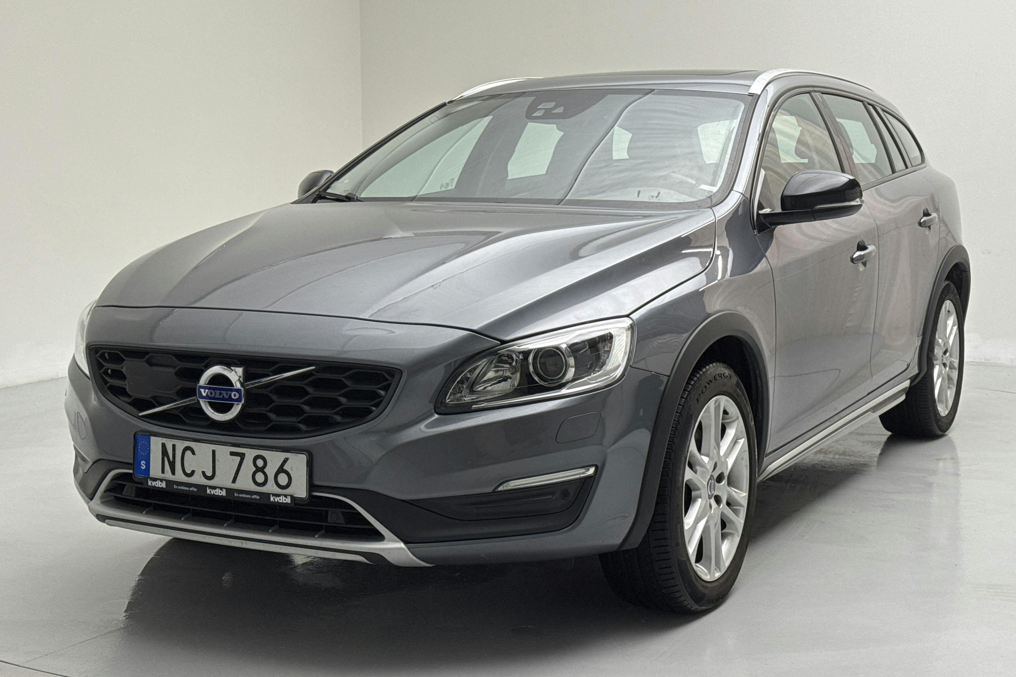 Esitlusfoto 1 aadressil 15: Volvo V60 D4 Cross Country (190hk) - 166 390 km - Automaatne - hall - 2016