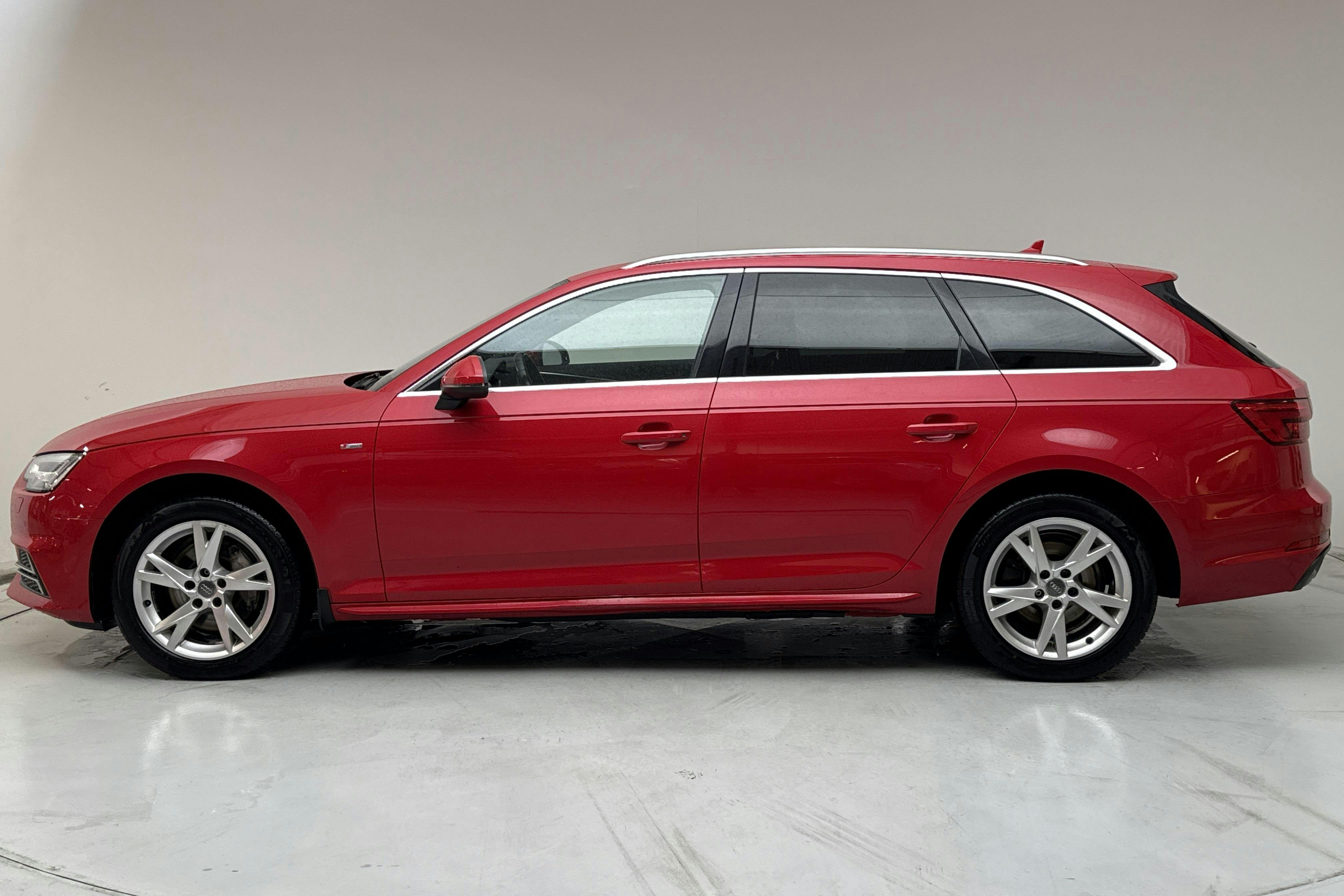 Esittelykuva 2 osoitteesta 13: Audi A4 2.0 TDI Avant quattro (190hk) - 199 380 km - Automaattinen - punainen - 2016