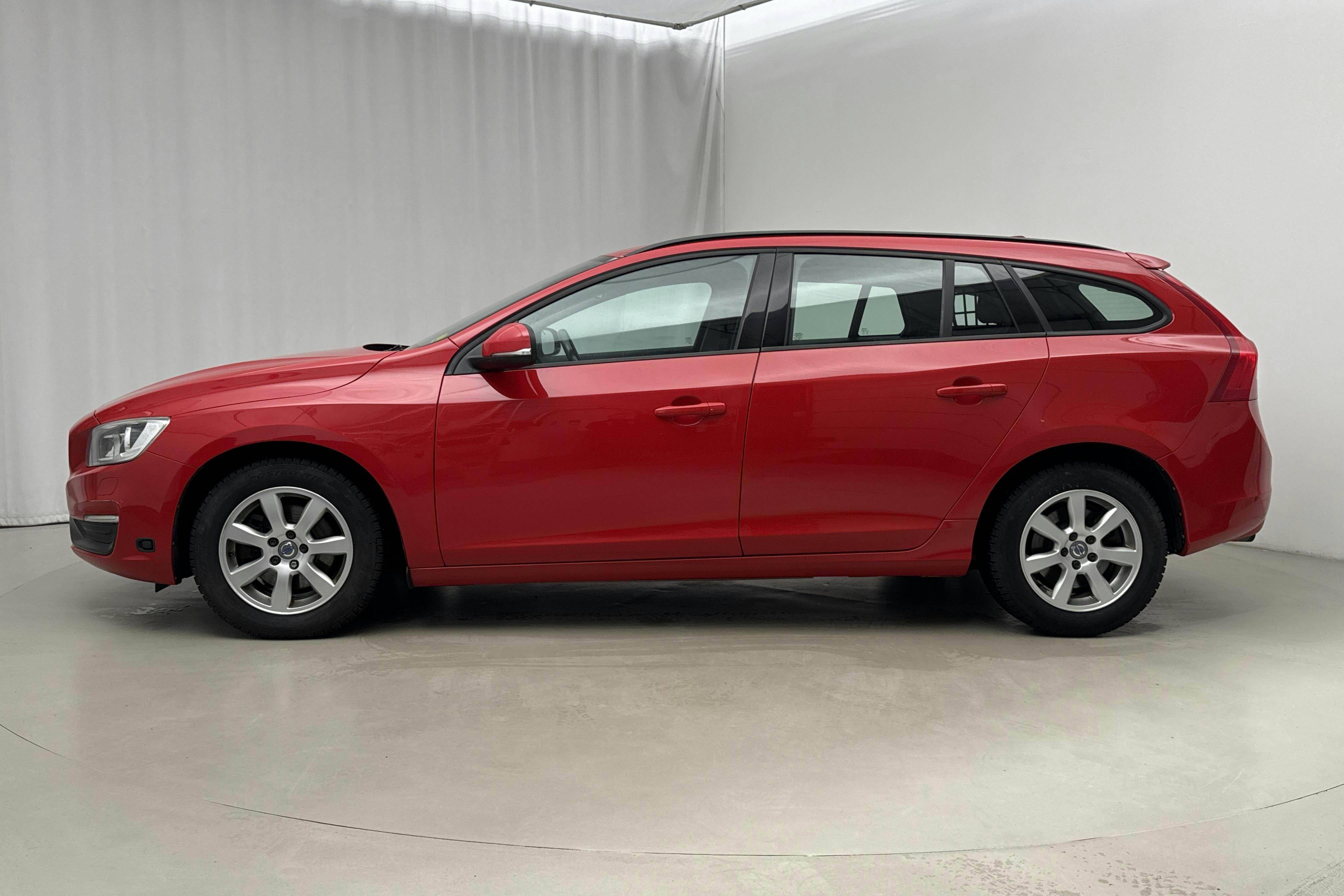 Esitlusfoto 2 aadressil 16: Volvo V60 D2 (115hk) - 155 110 km - Automaatne - punane - 2015