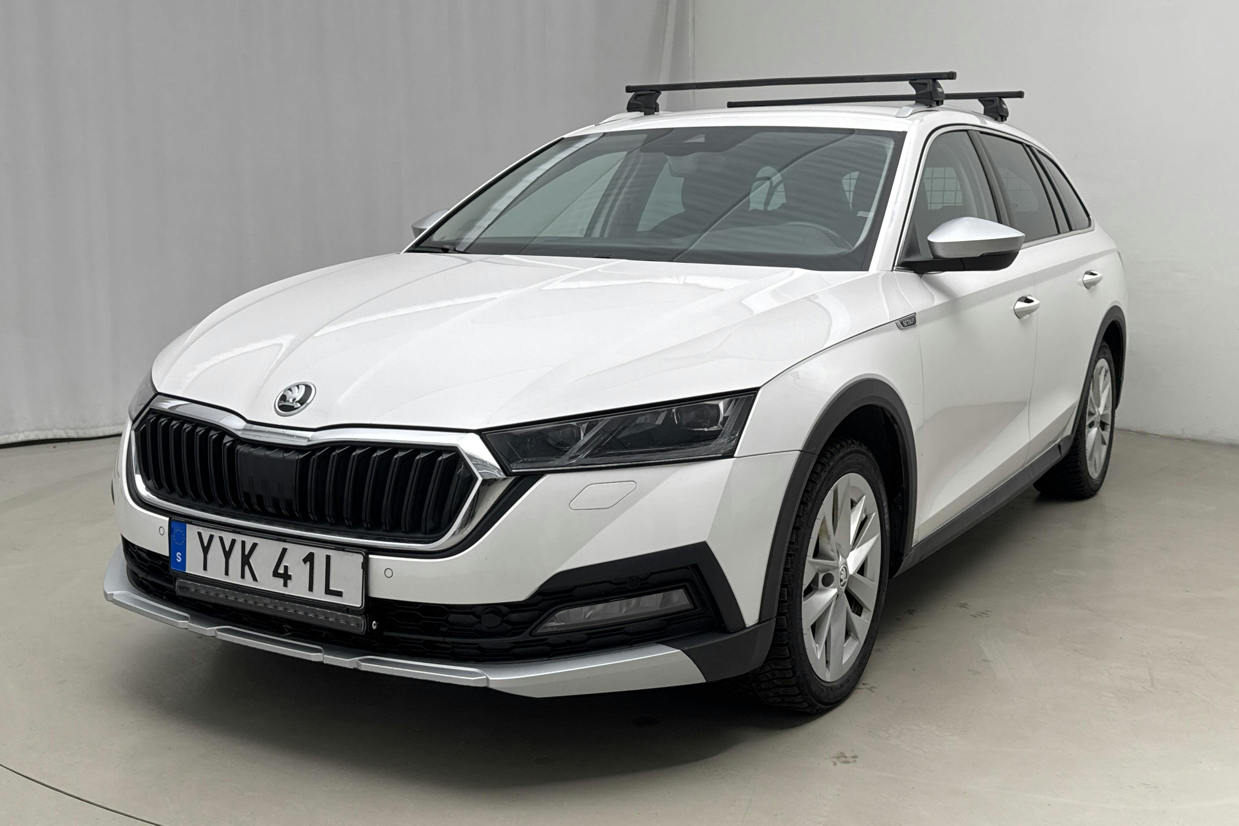 Presentation photo 1 of 18: Skoda Octavia Scout 2.0 TDI 4X4 (150hk) - 117 430 km - Automatic - white - 2022