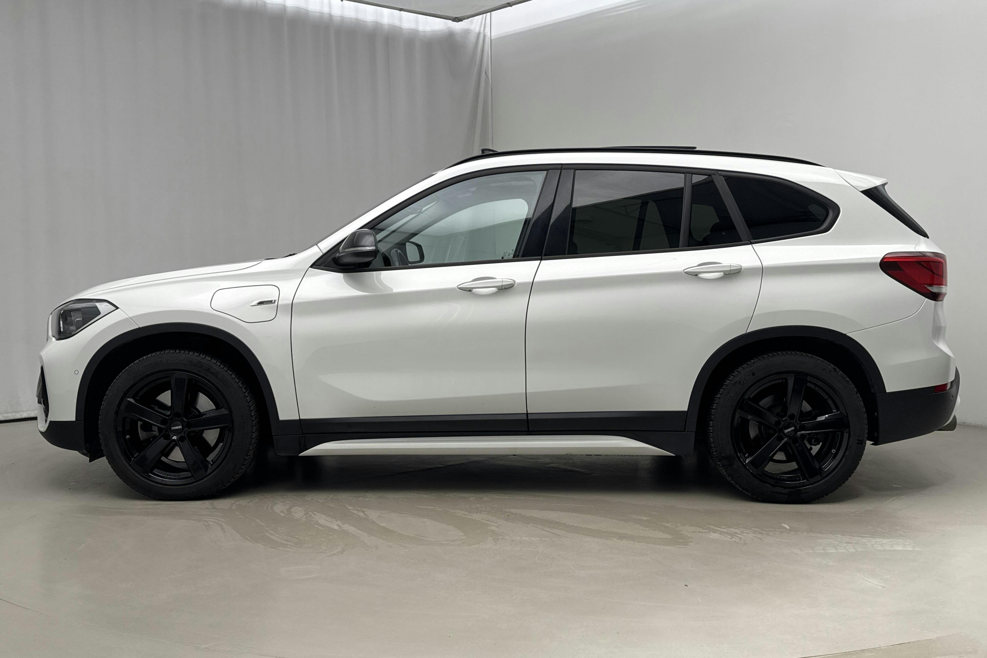 Presentationsfoto 2 av 21: BMW X1 xDrive25e 9,7kWh LCI, F48 (220hk) - 5 895 mil - Automat - vit - 2022