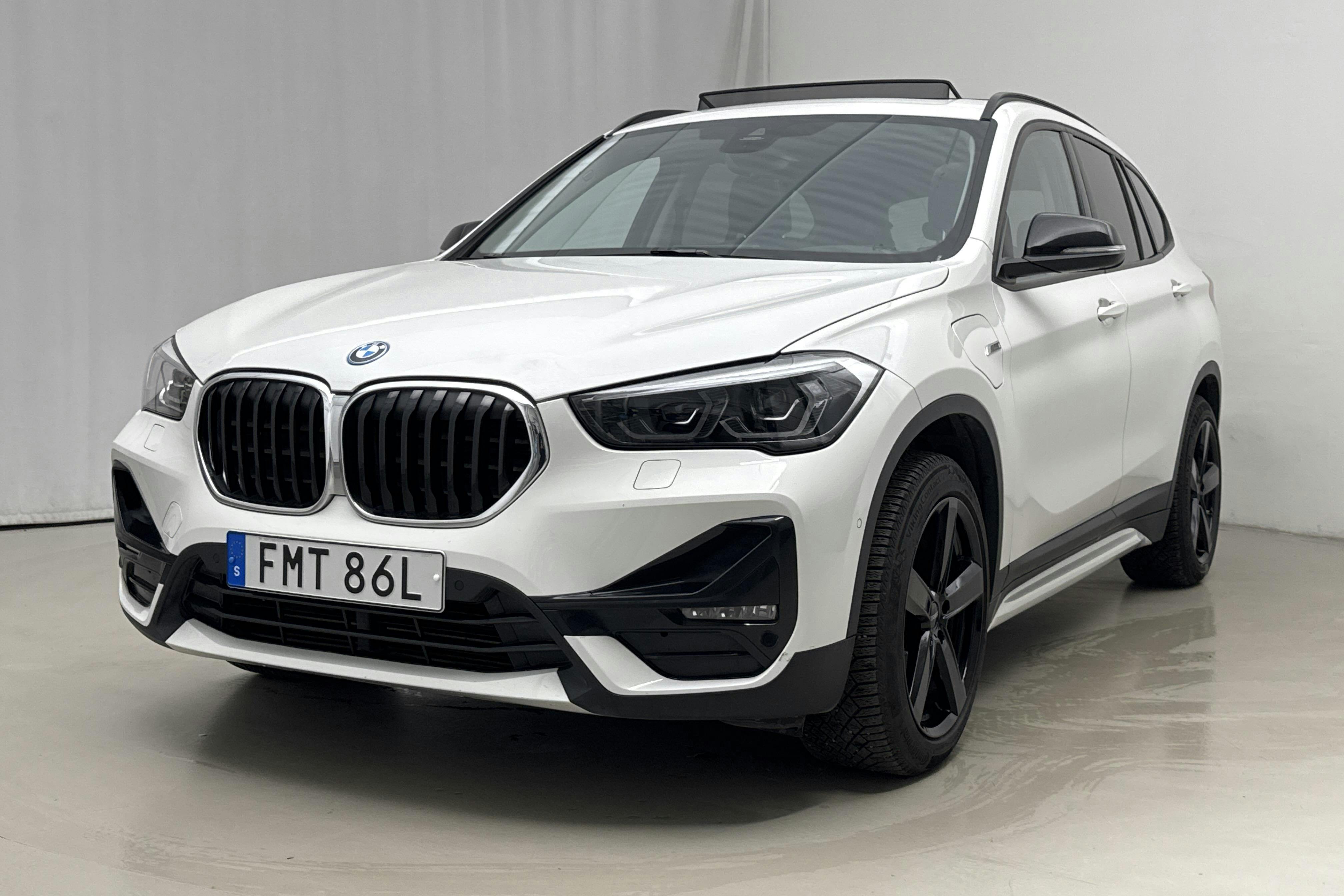 Presentationsfoto 1 av 21: BMW X1 xDrive25e 9,7kWh LCI, F48 (220hk) - 5 895 mil - Automat - vit - 2022