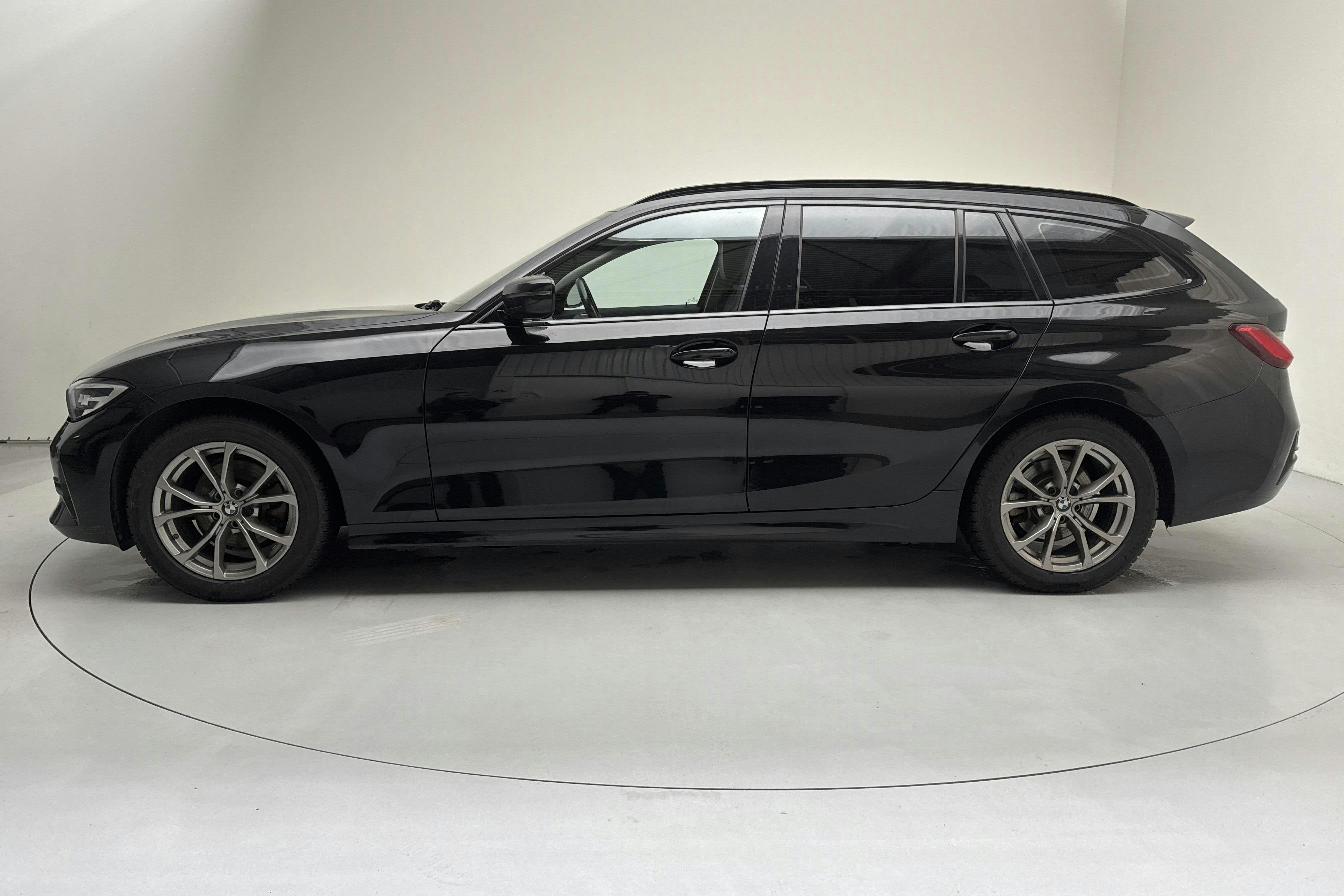 Presentation photo 2 of 16: BMW 320d Touring, G21 (190hk+11hk) - 107 220 km - Automatic - black - 2021