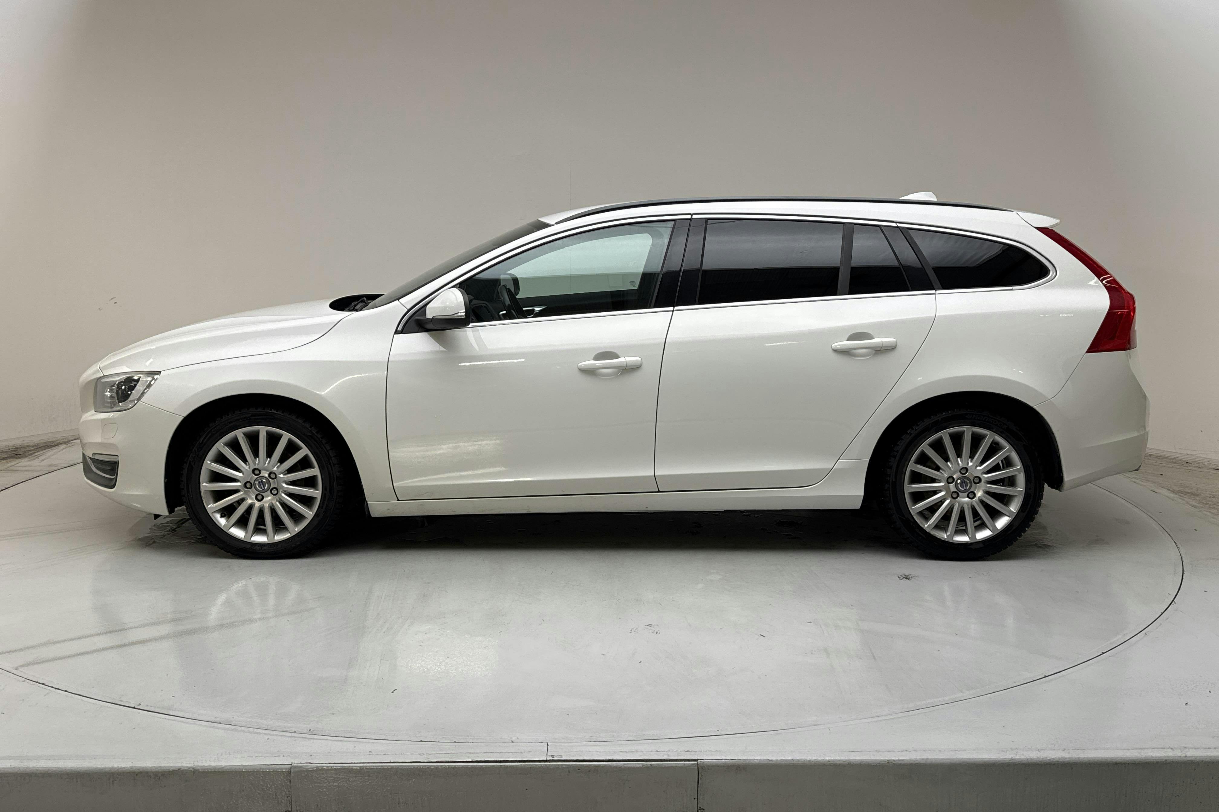 Presentation photo 2 of 17: Volvo V60 D4 (181hk) - 181 660 km - Automatic - white - 2015