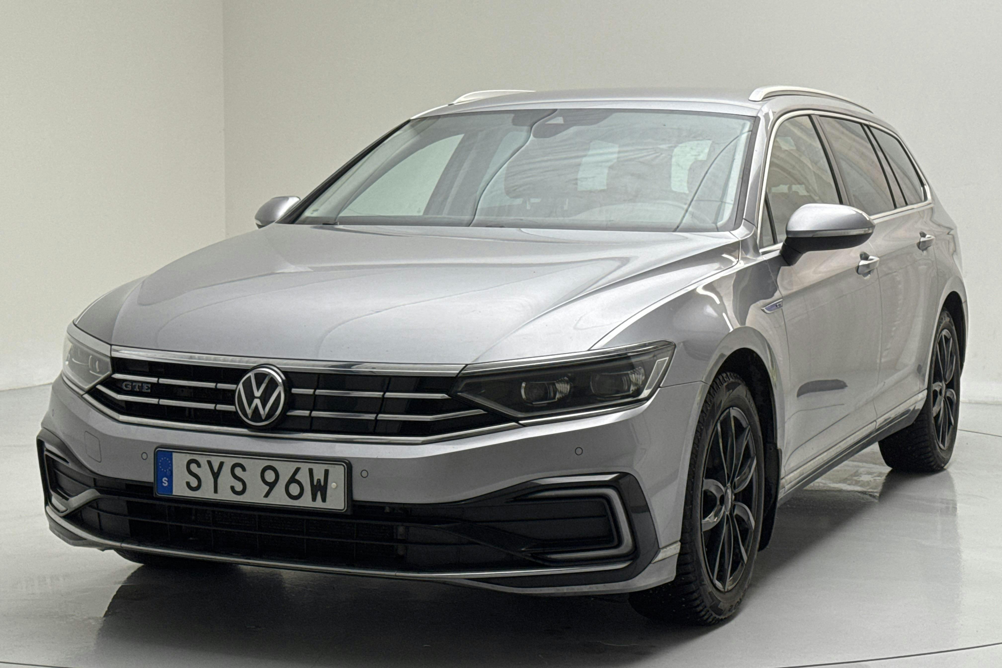 Presentation photo 1 of 17: VW Passat 1.4 GTE Sportscombi (218hk) - 126 150 km - Automatic - silver - 2021