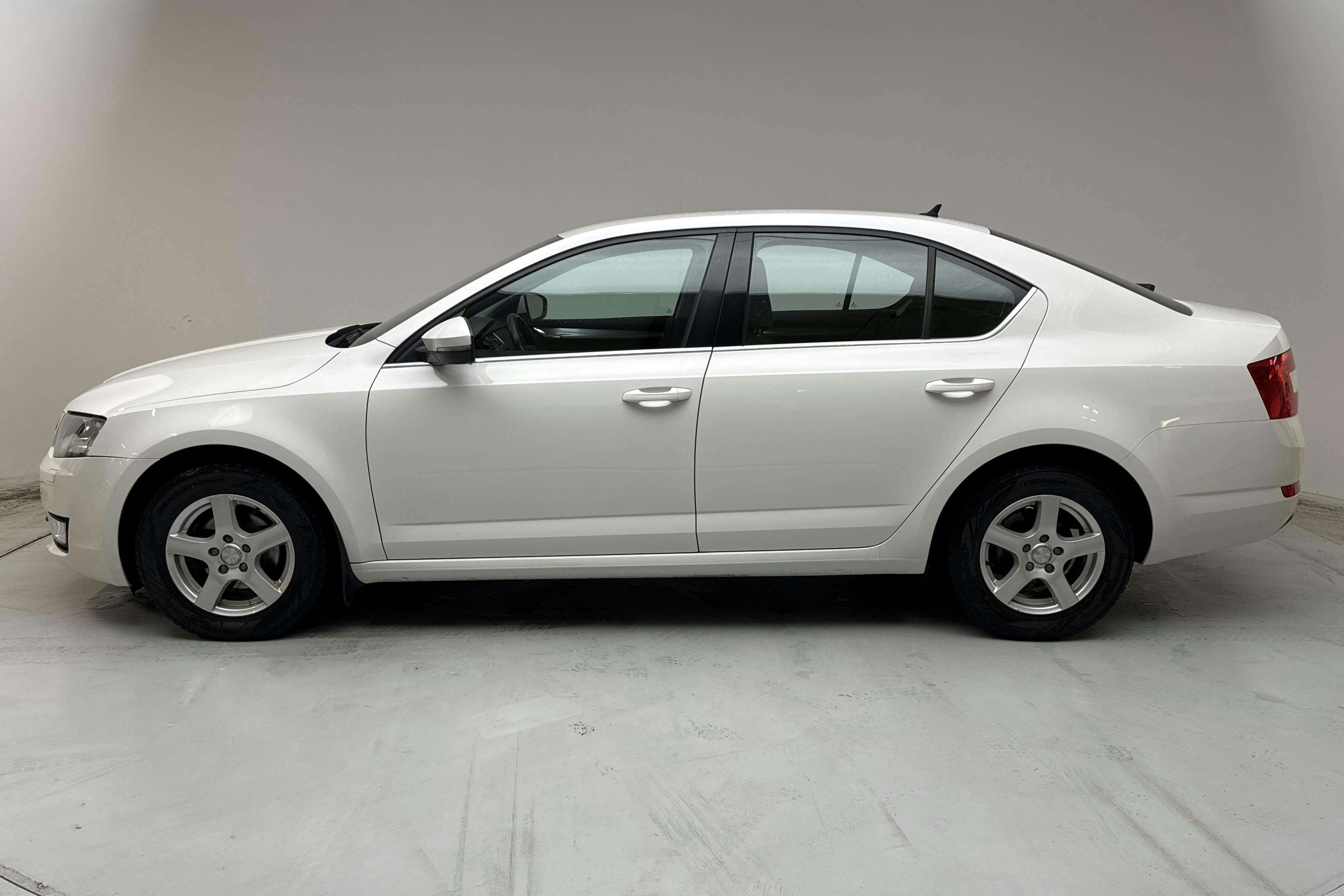 Presentationsfoto 2 av 12: Skoda Octavia III 1.6 TDI GreenLine CR (110hk) - 6 891 mil - Manuell - vit - 2017