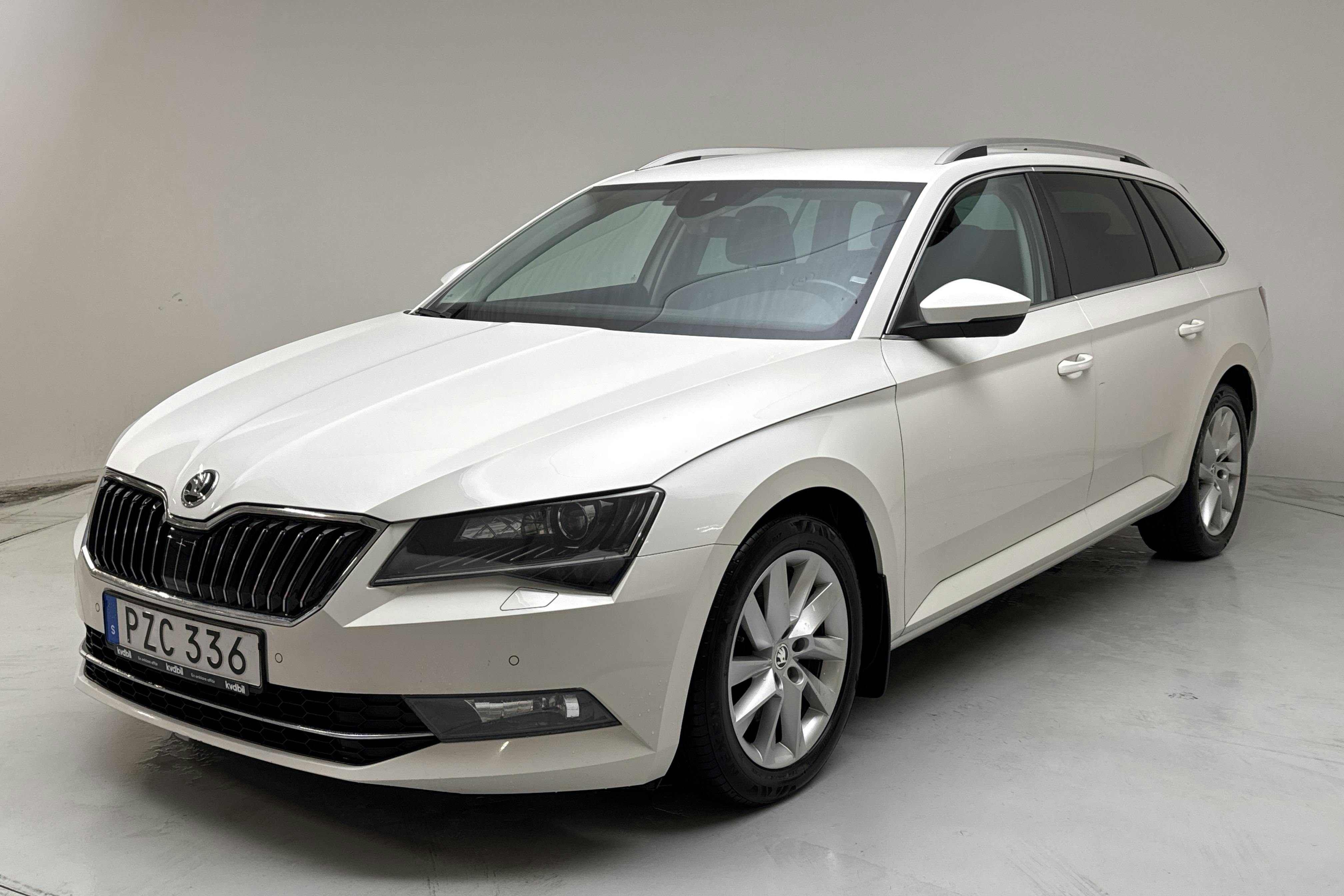 Presentationsfoto 1 av 18: Skoda Superb 2.0 TDI Kombi (150hk) - 15 130 mil - Automat - vit - 2018