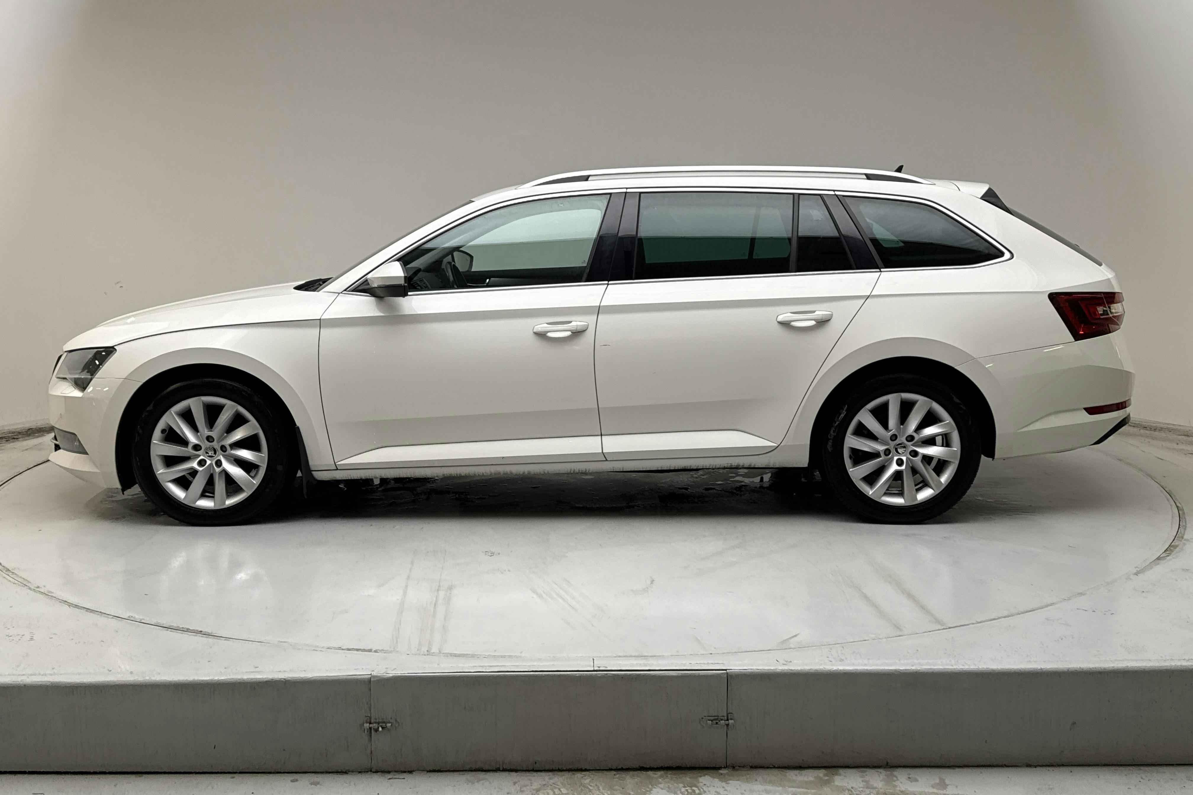 Presentationsfoto 2 av 18: Skoda Superb 2.0 TDI Kombi (150hk) - 15 130 mil - Automat - vit - 2018