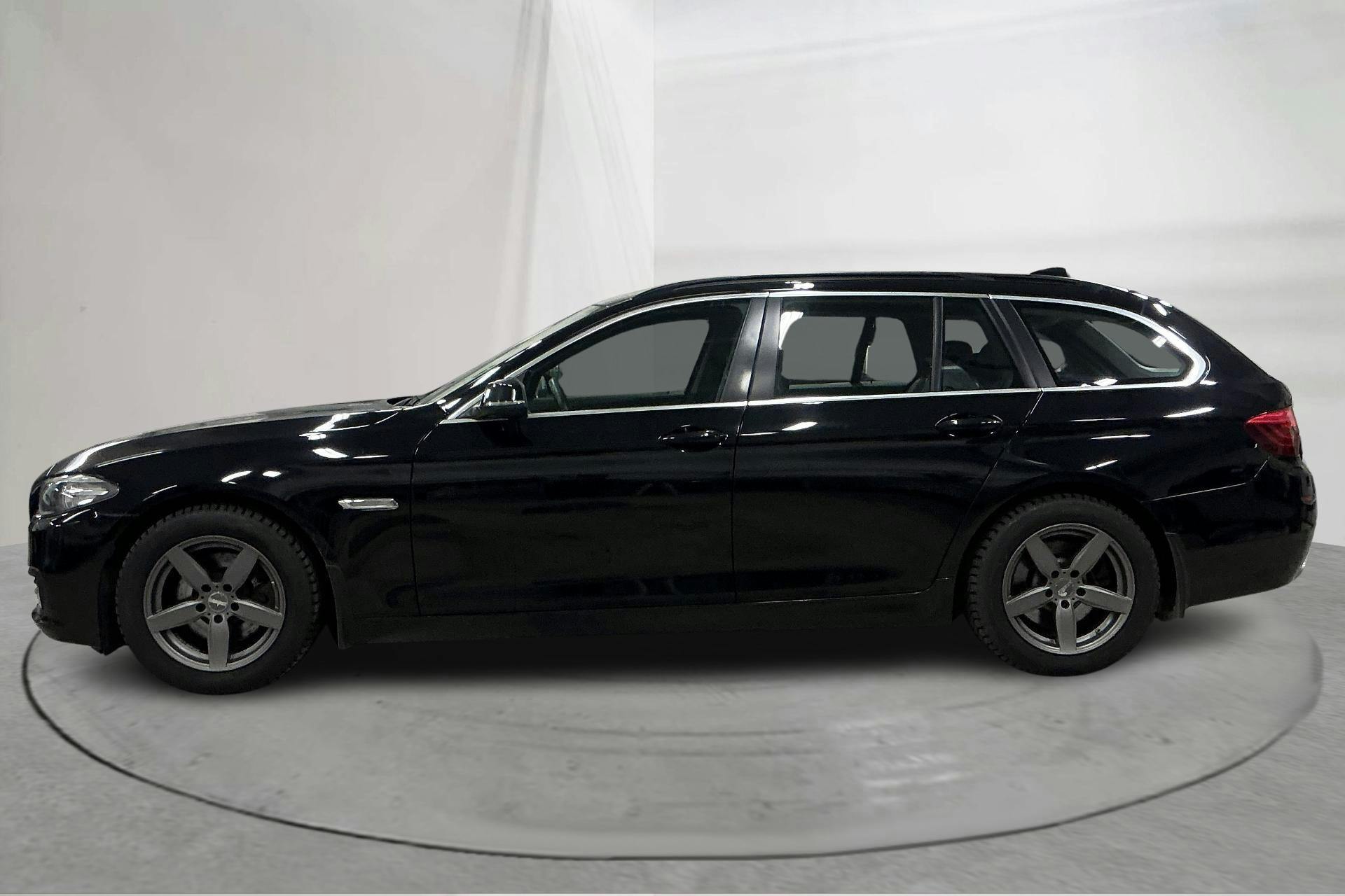 Zdjęcie prezentacyjne 2 z 13: BMW 520d xDrive Touring, F11 (190hk) - 183 160 km - Automatyczna - czarny - 2017