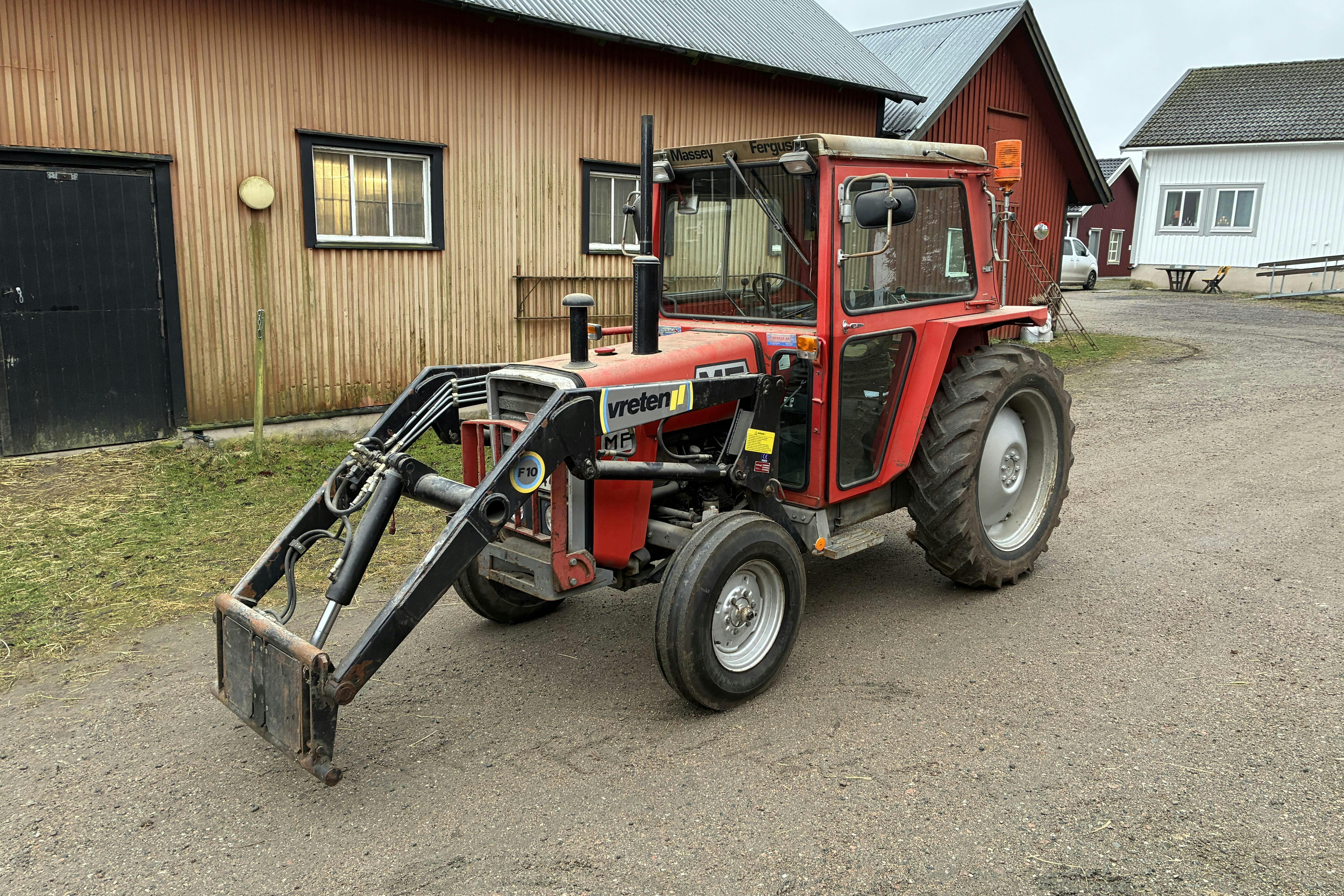 Presentationsfoto 1 av 45: MASSEY-FERGUSON 550-2 MP - 0 km - Manuell - röd - 1981