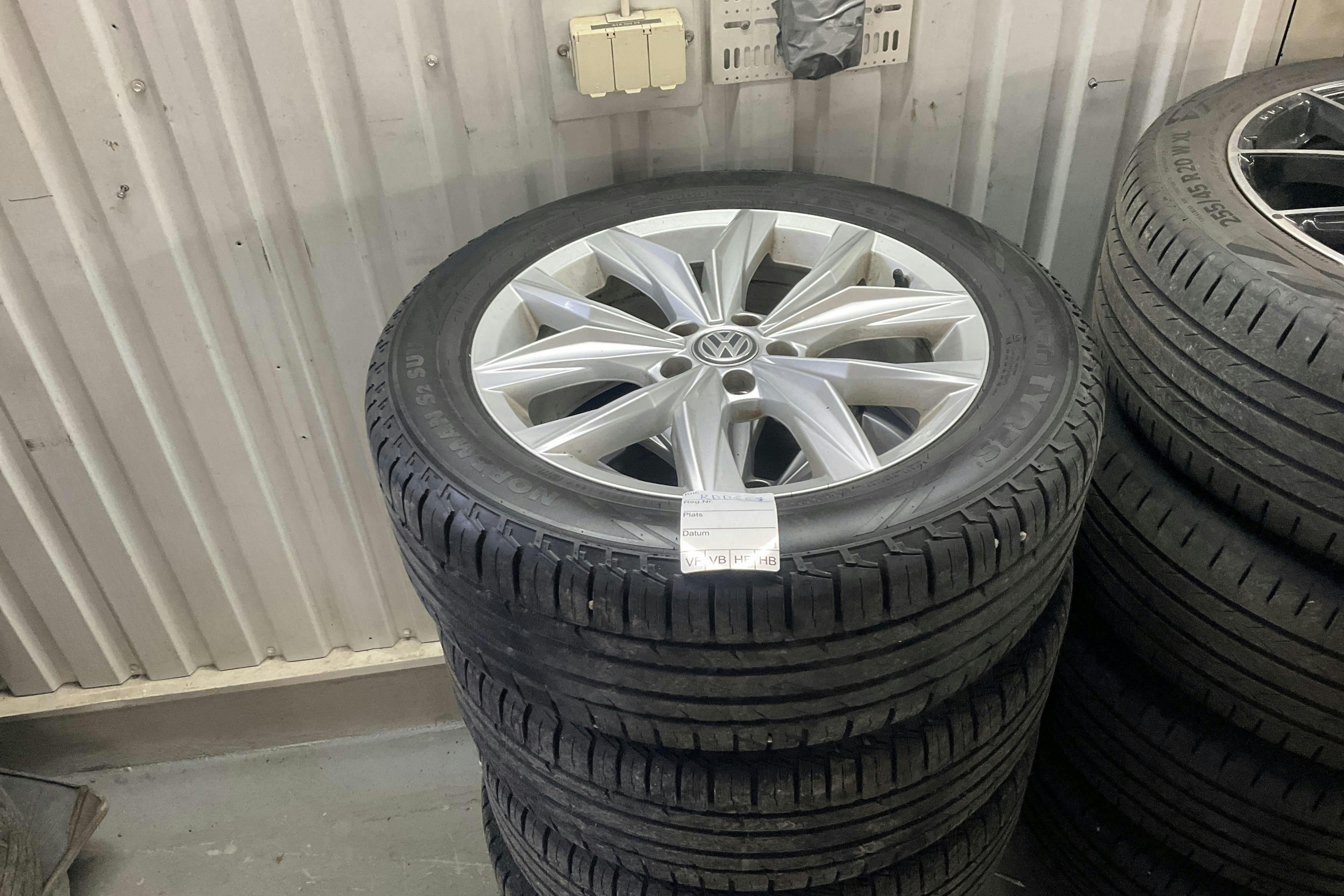 Presentationsfoto 13 av 13: VW Tiguan 2.0 TDI 4MOTION (190hk) - 20 132 mil - Automat - Dark Red - 2018