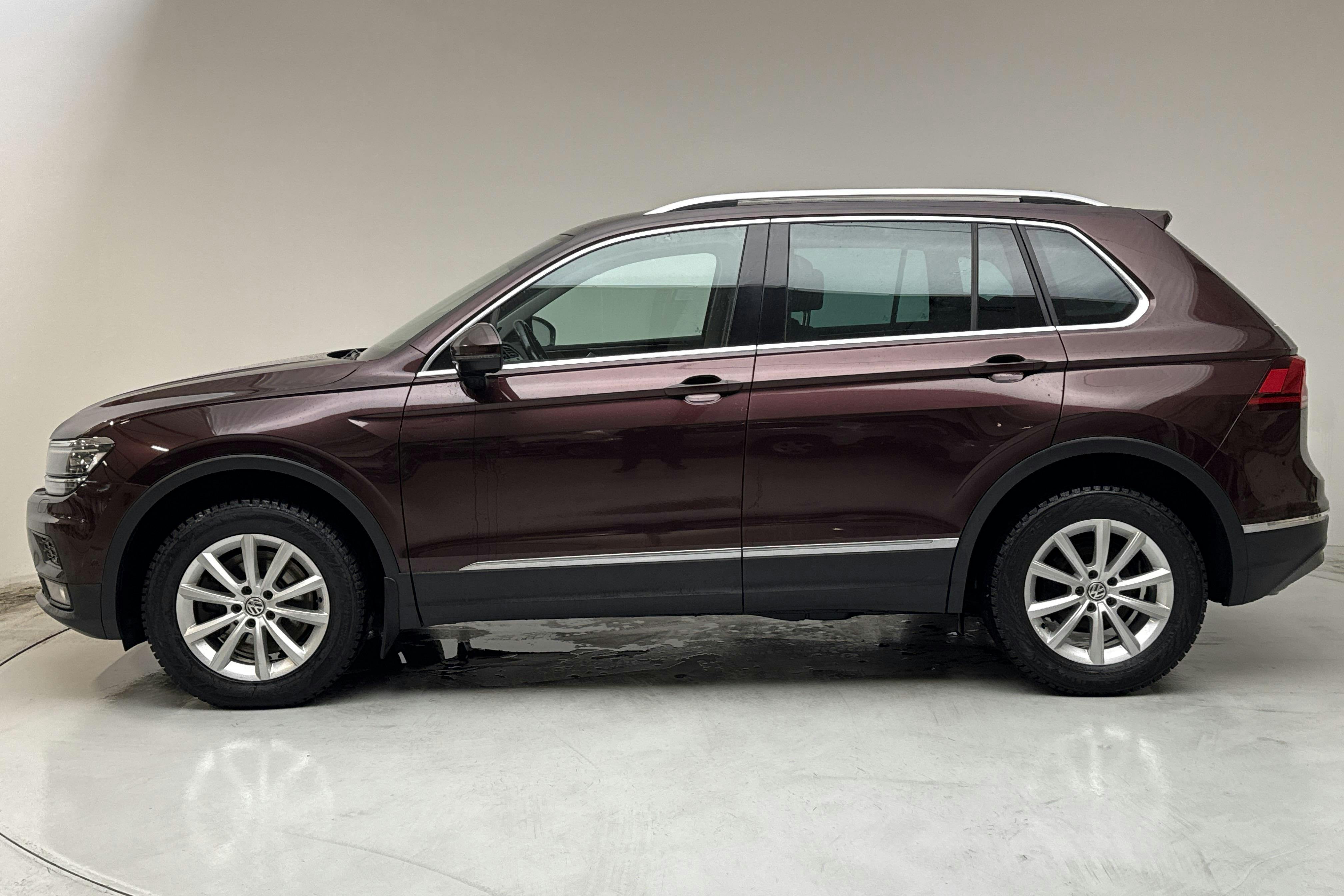 Presentationsfoto 2 av 13: VW Tiguan 2.0 TDI 4MOTION (190hk) - 20 132 mil - Automat - Dark Red - 2018