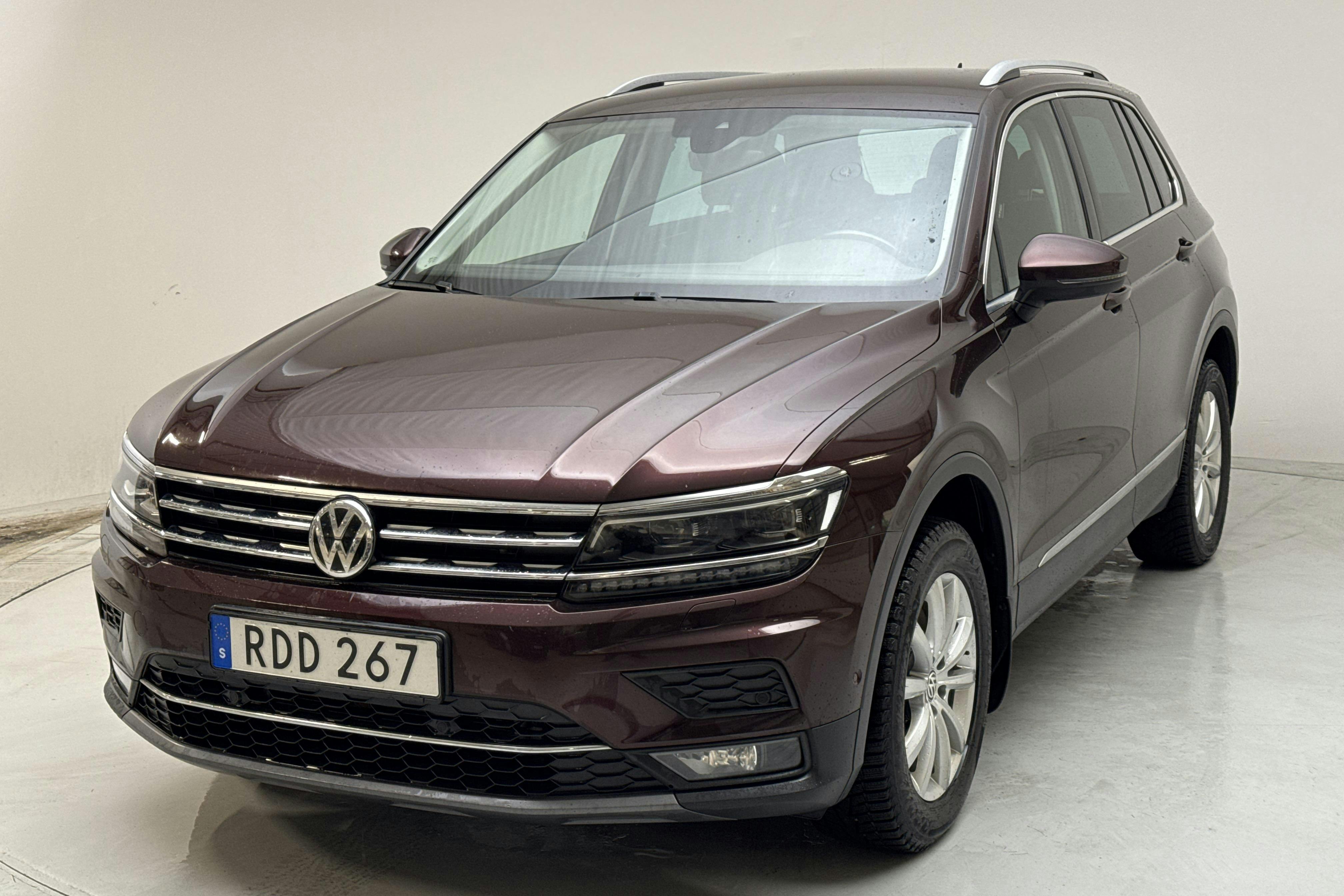 Presentationsfoto 1 av 13: VW Tiguan 2.0 TDI 4MOTION (190hk) - 20 132 mil - Automat - Dark Red - 2018