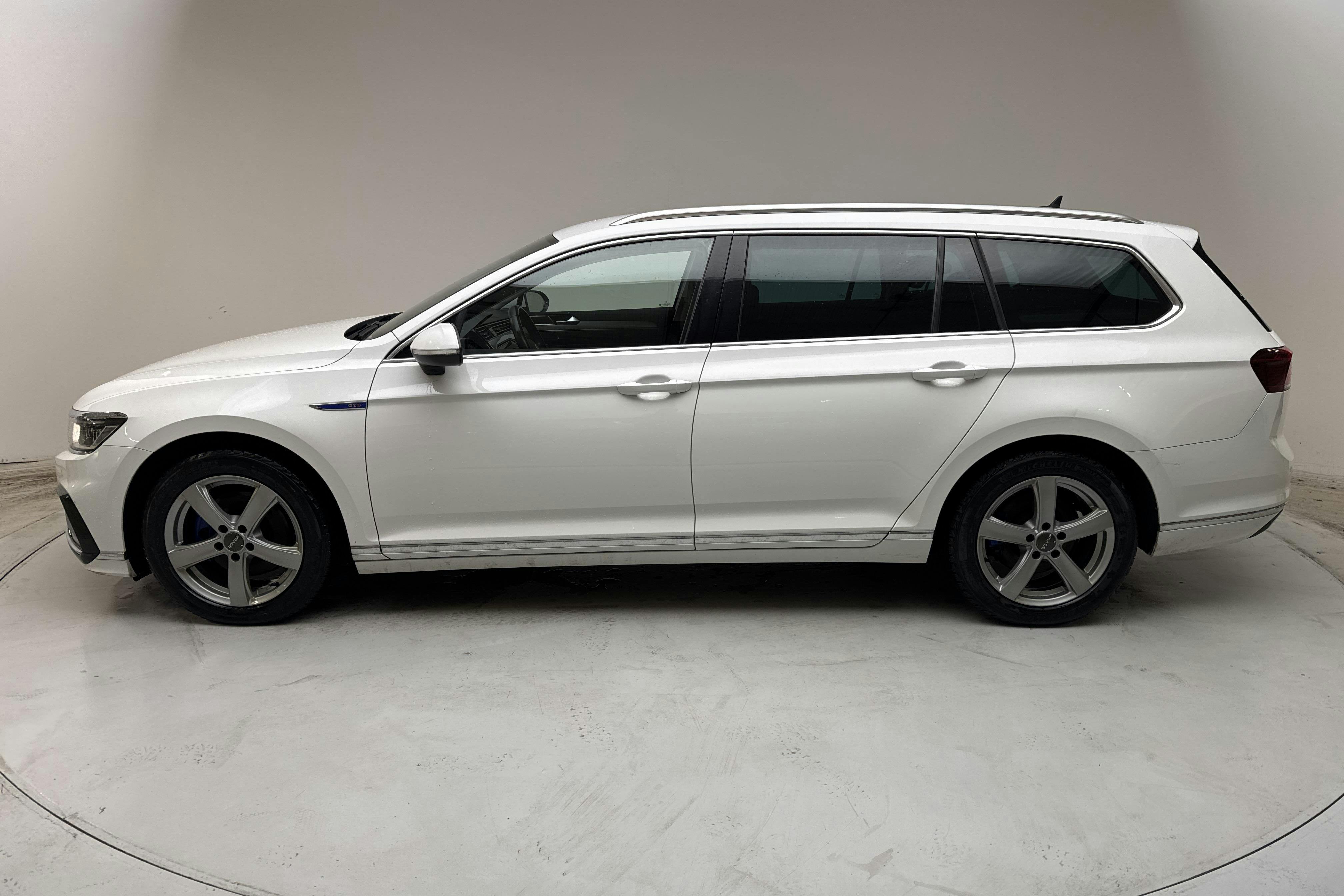 Presentationsfoto 2 av 16: VW Passat 1.4 GTE Sportscombi (218hk) - 13 727 mil - Automat - vit - 2021