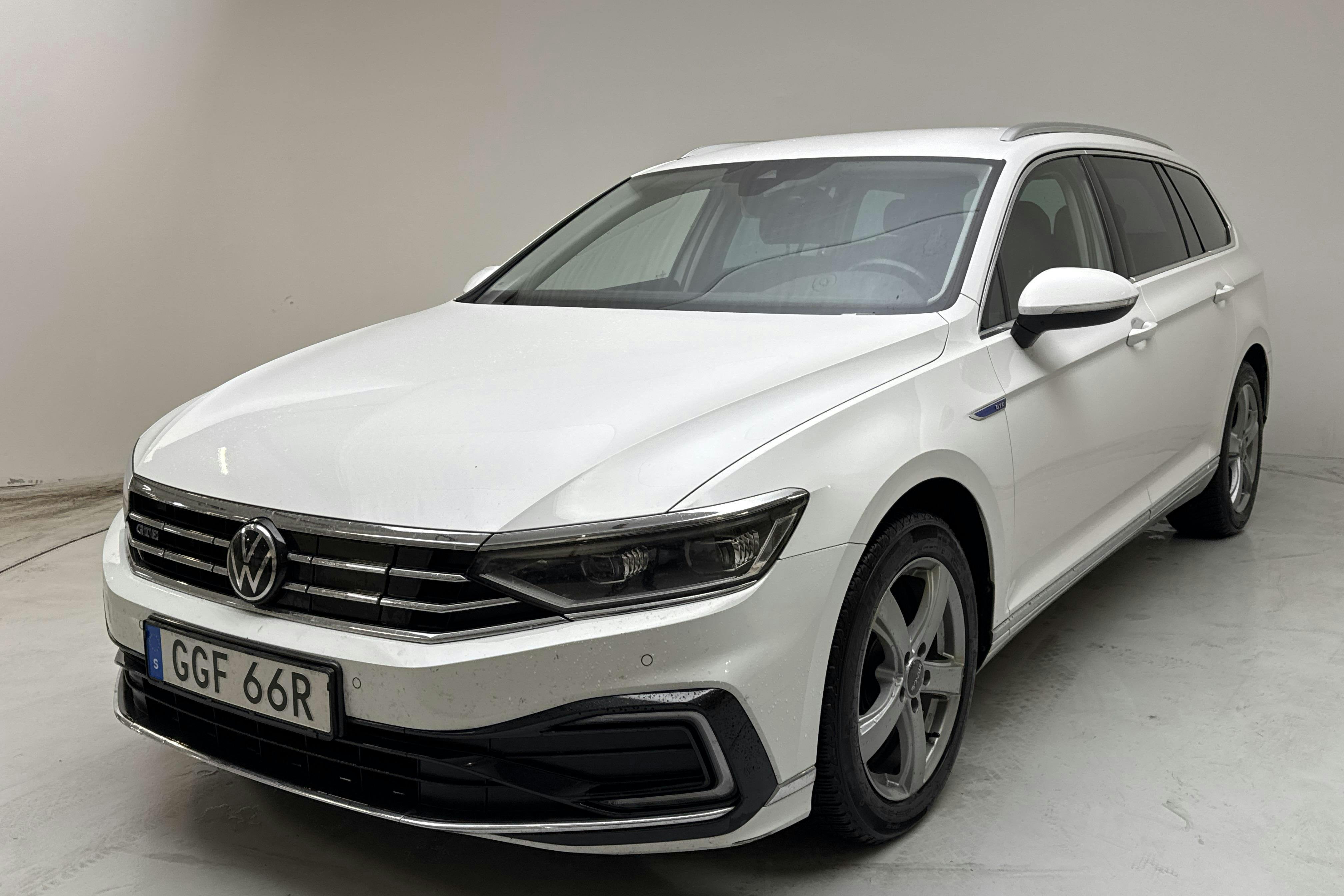 Presentationsfoto 1 av 16: VW Passat 1.4 GTE Sportscombi (218hk) - 13 727 mil - Automat - vit - 2021