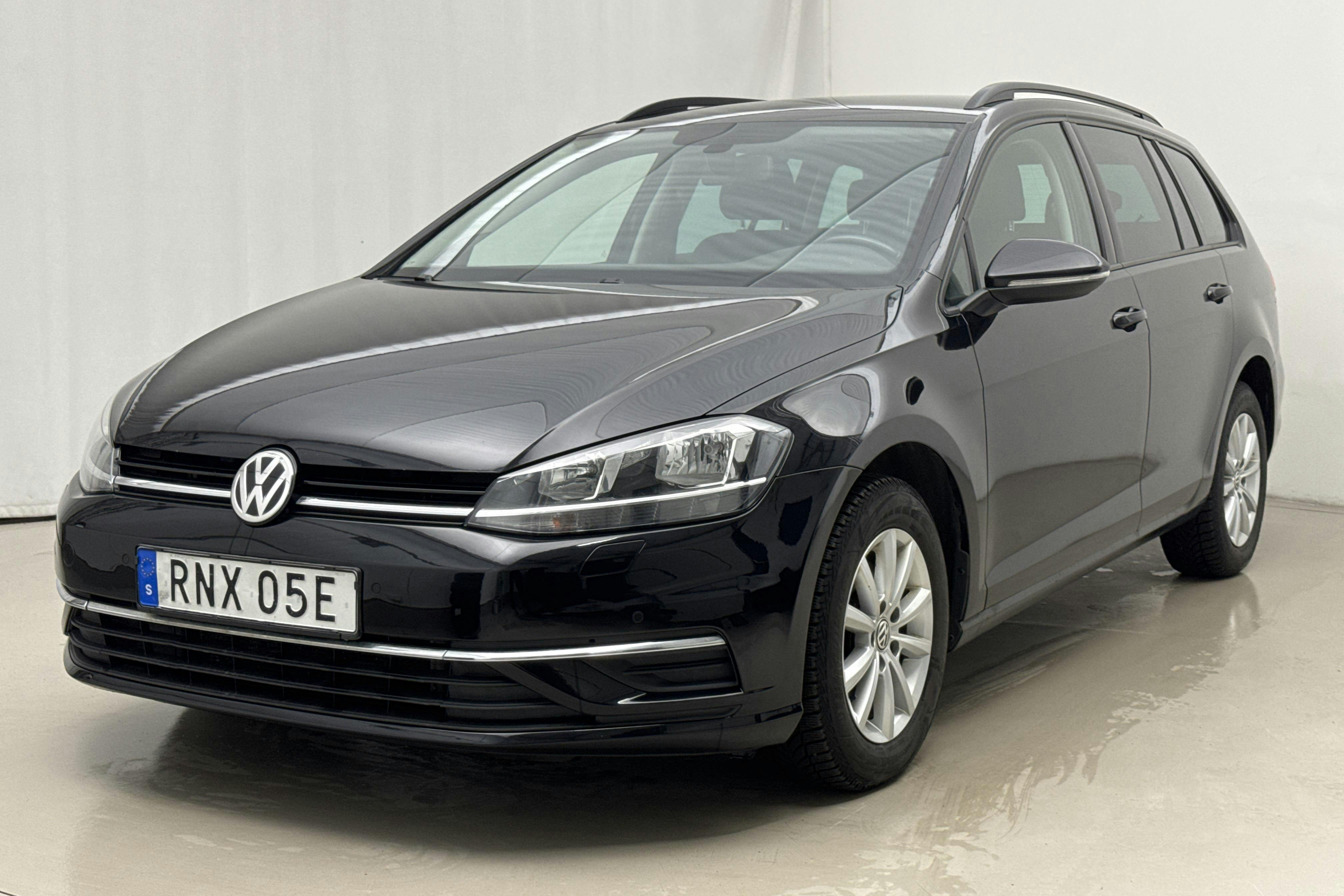Presentation photo 1 of 19: VW Golf VII 1.6 TDI Sportscombi (115hk) - 124 250 km - Manual - black - 2019