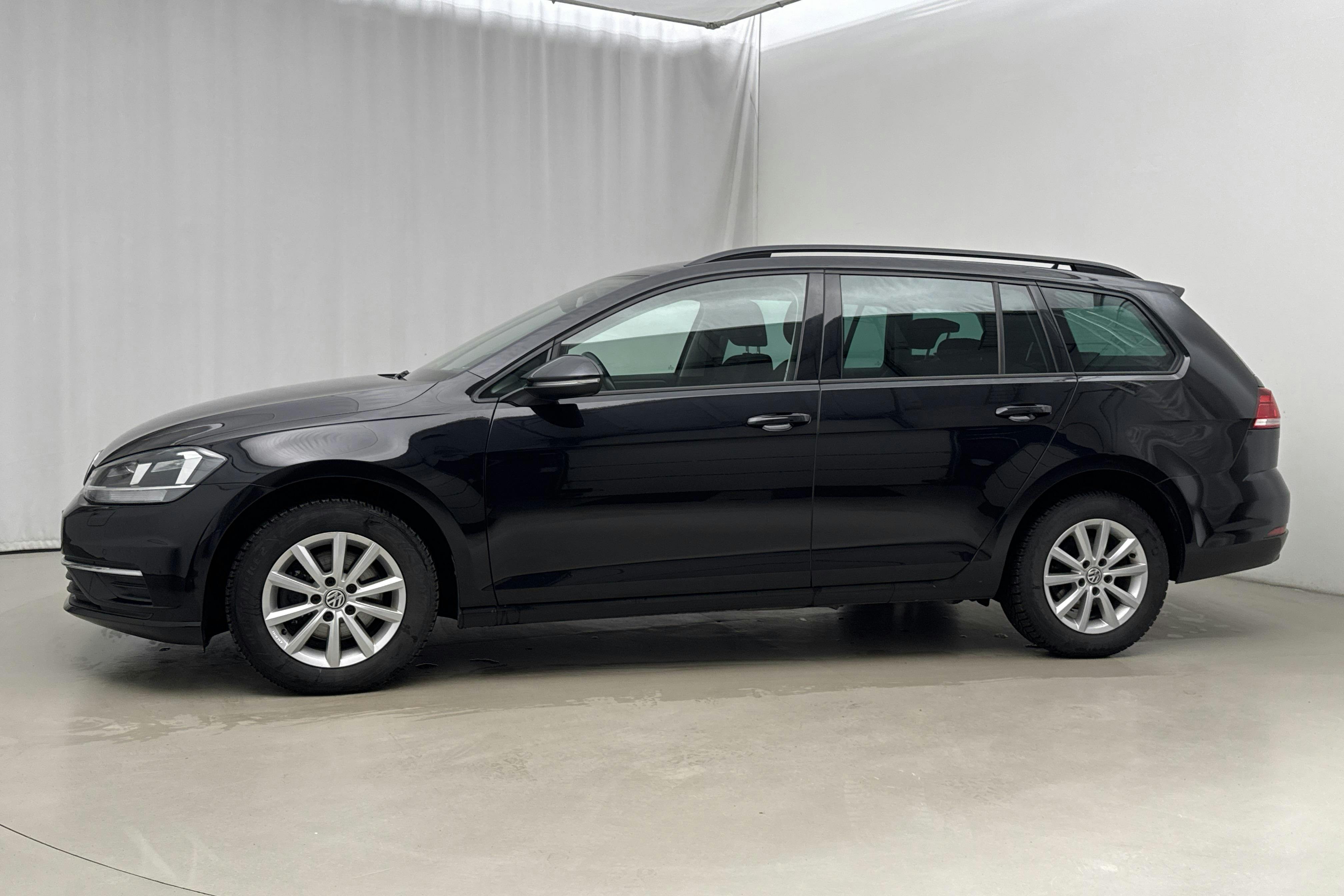 Presentation photo 2 of 19: VW Golf VII 1.6 TDI Sportscombi (115hk) - 124 250 km - Manual - black - 2019