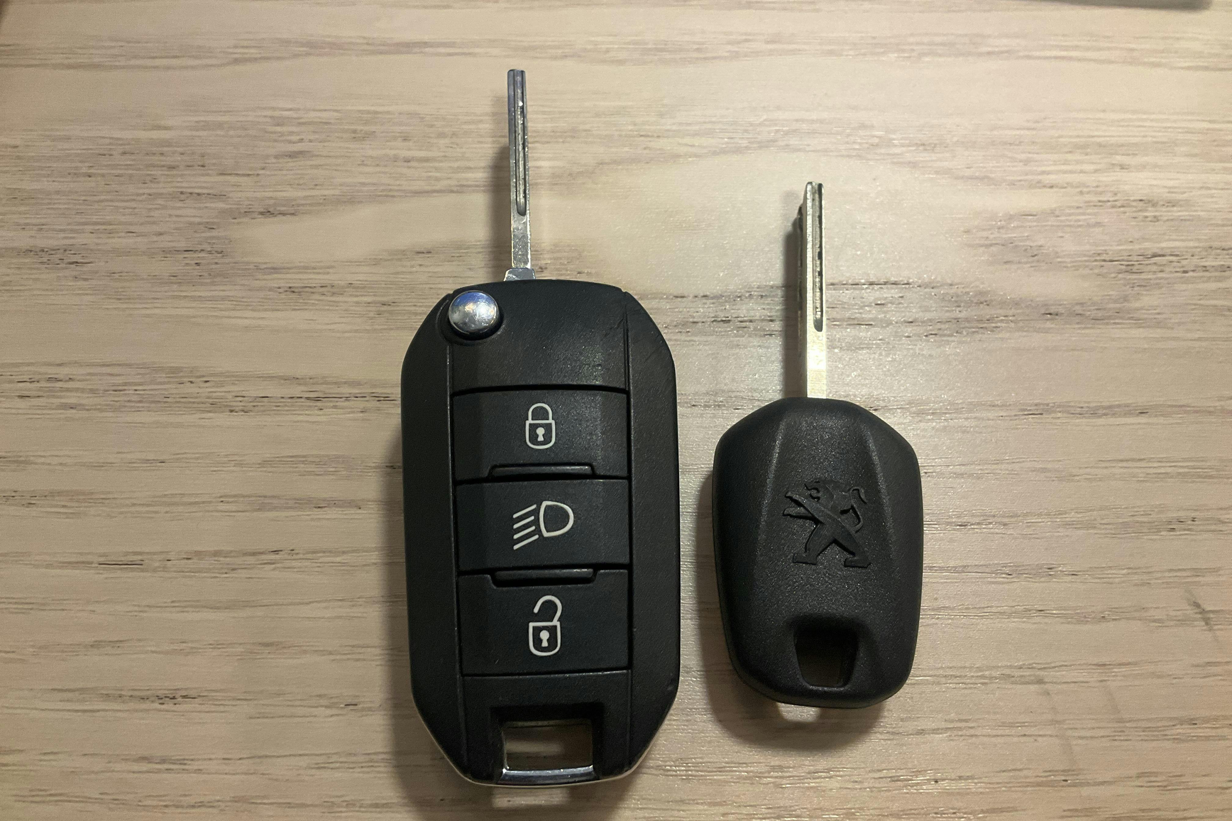 Presentation photo 13 of 13: Peugeot 2008 1.2 VTi (82hk) - 62 970 km - Manual - Dark Grey - 2018