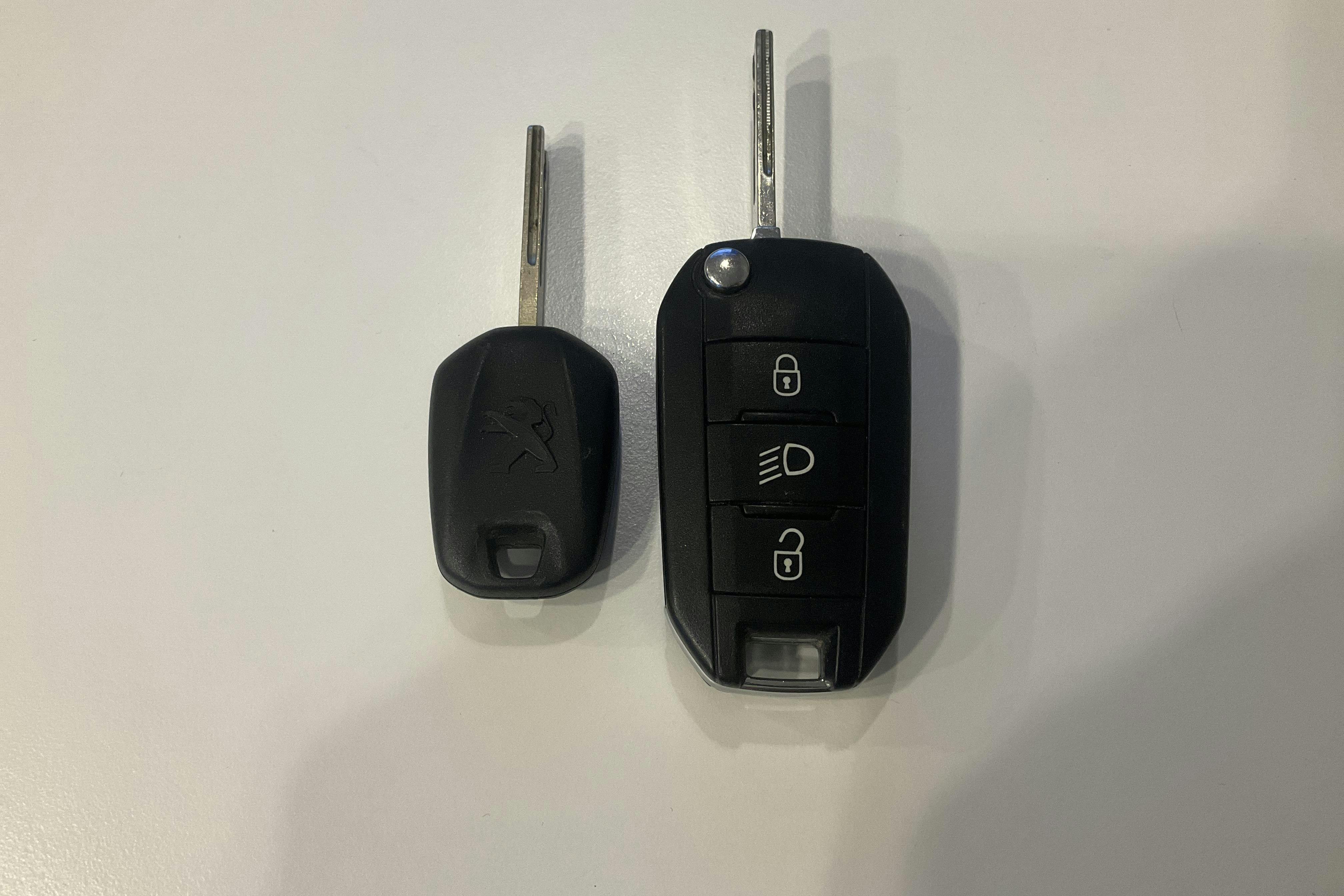 Presentation photo 12 of 12: Peugeot 308 BlueHDi 5dr (120hk) - 67 450 km - Automatic - brown - 2015