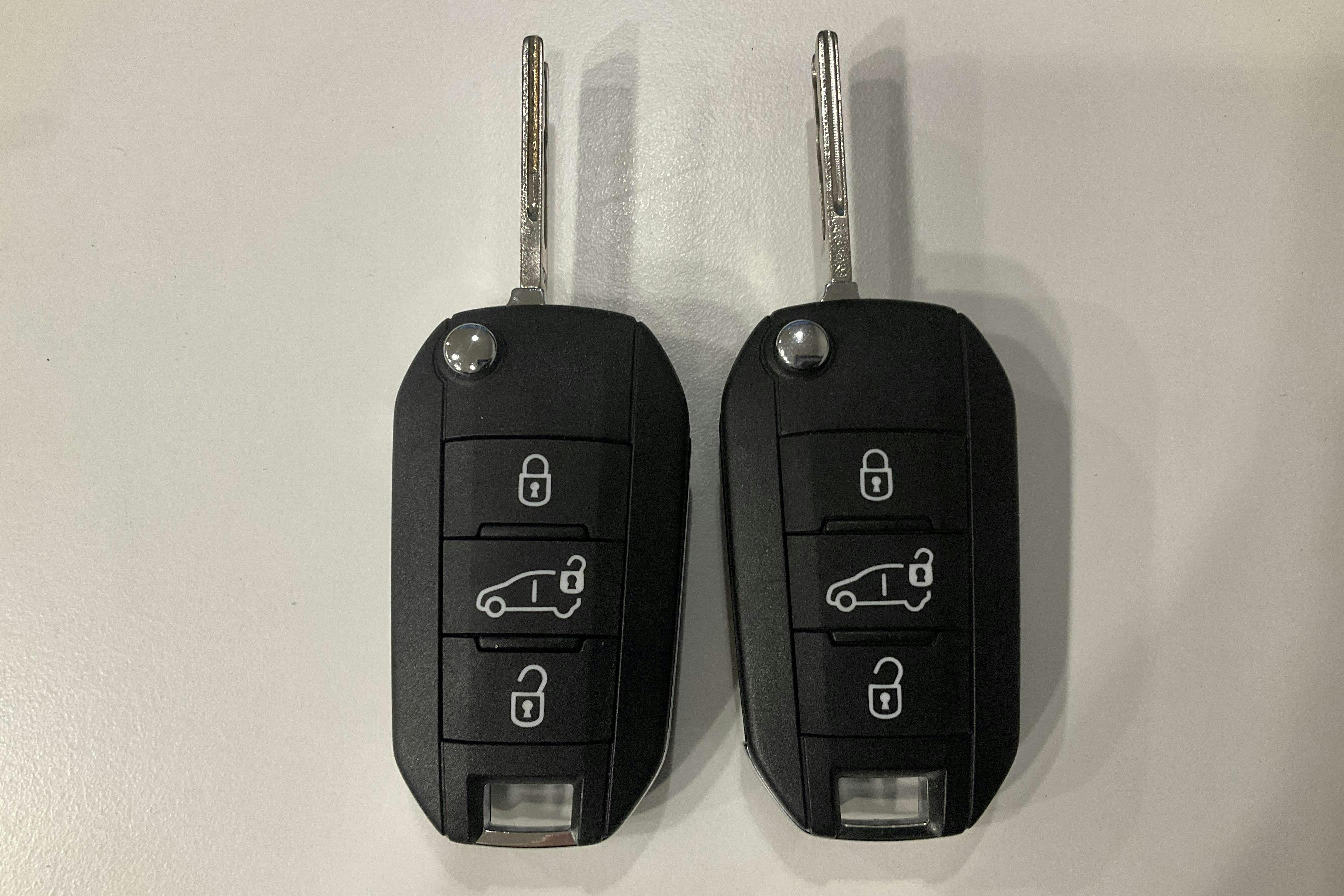 Presentation photo 20 of 20: Peugeot e-Partner 50kWh (136hk) - 9 400 km - Automatic - white - 2023