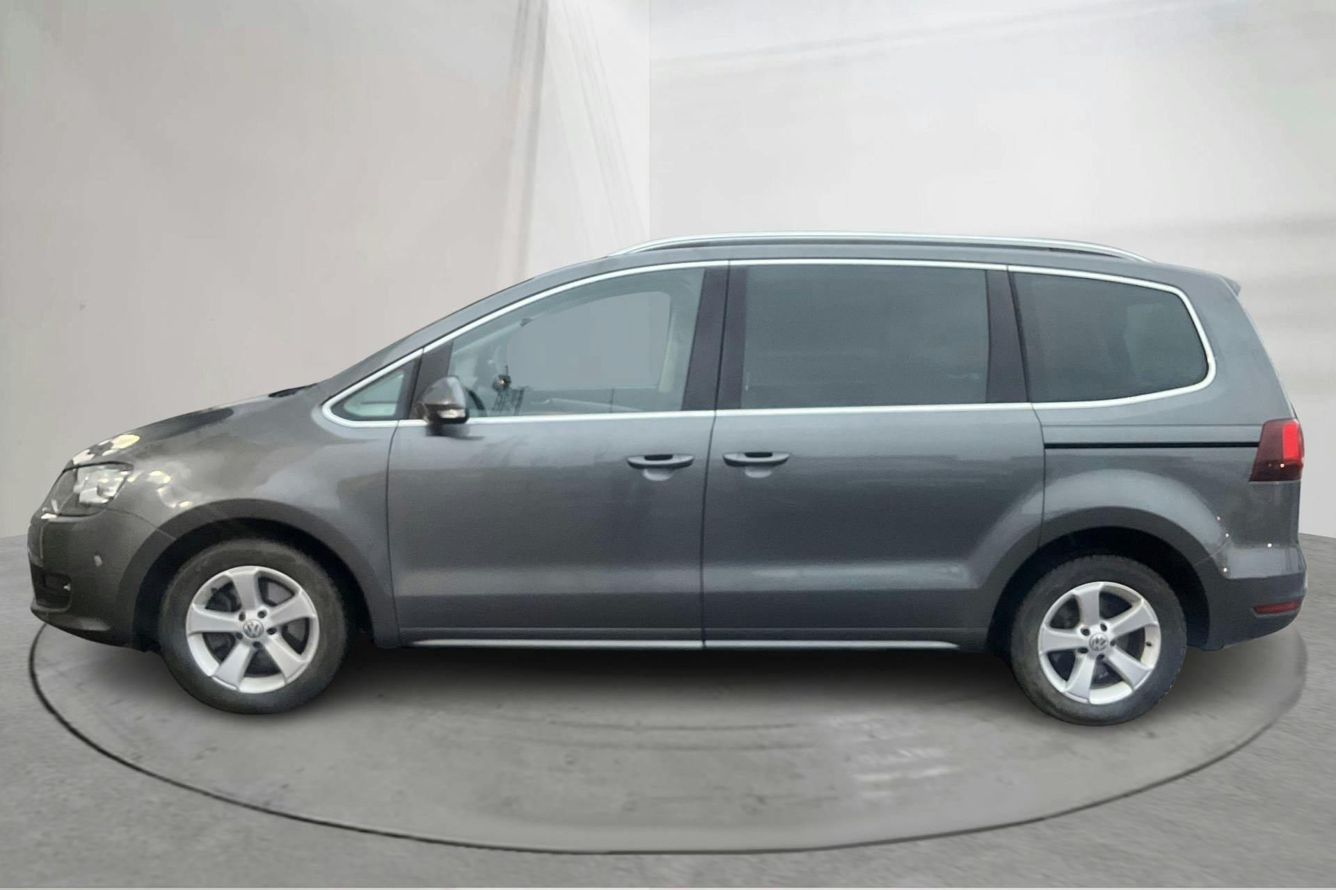Presentationsfoto 2 av 18: VW Sharan 2.0 TDI 4Motion (150hk) - 17 297 mil - Manuell - Dark Grey - 2016