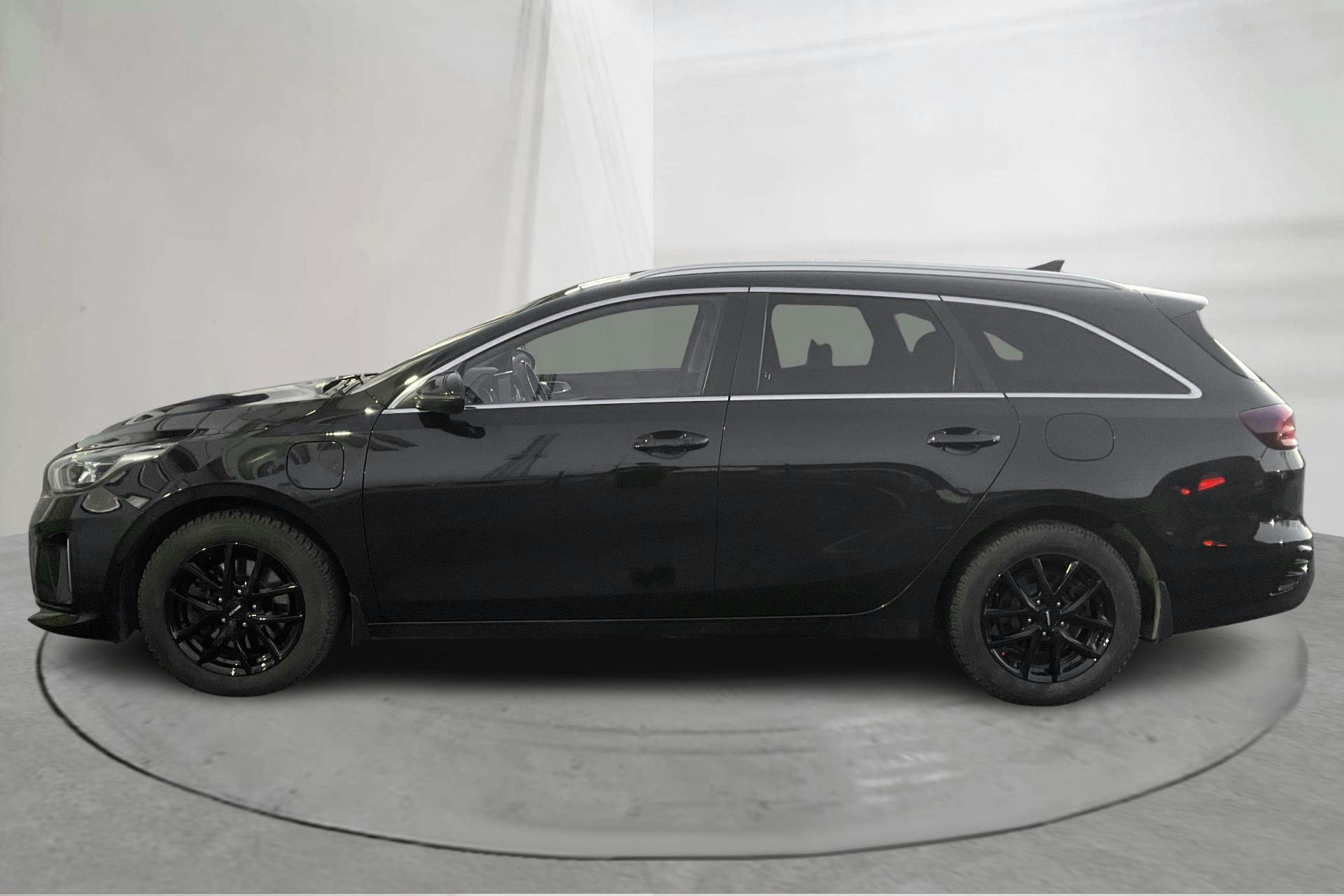 Presentation photo 2 of 16: KIA Ceed 1.6 Plug-in Hybrid SW (141hk) - 108 510 km - Automatic - black - 2021