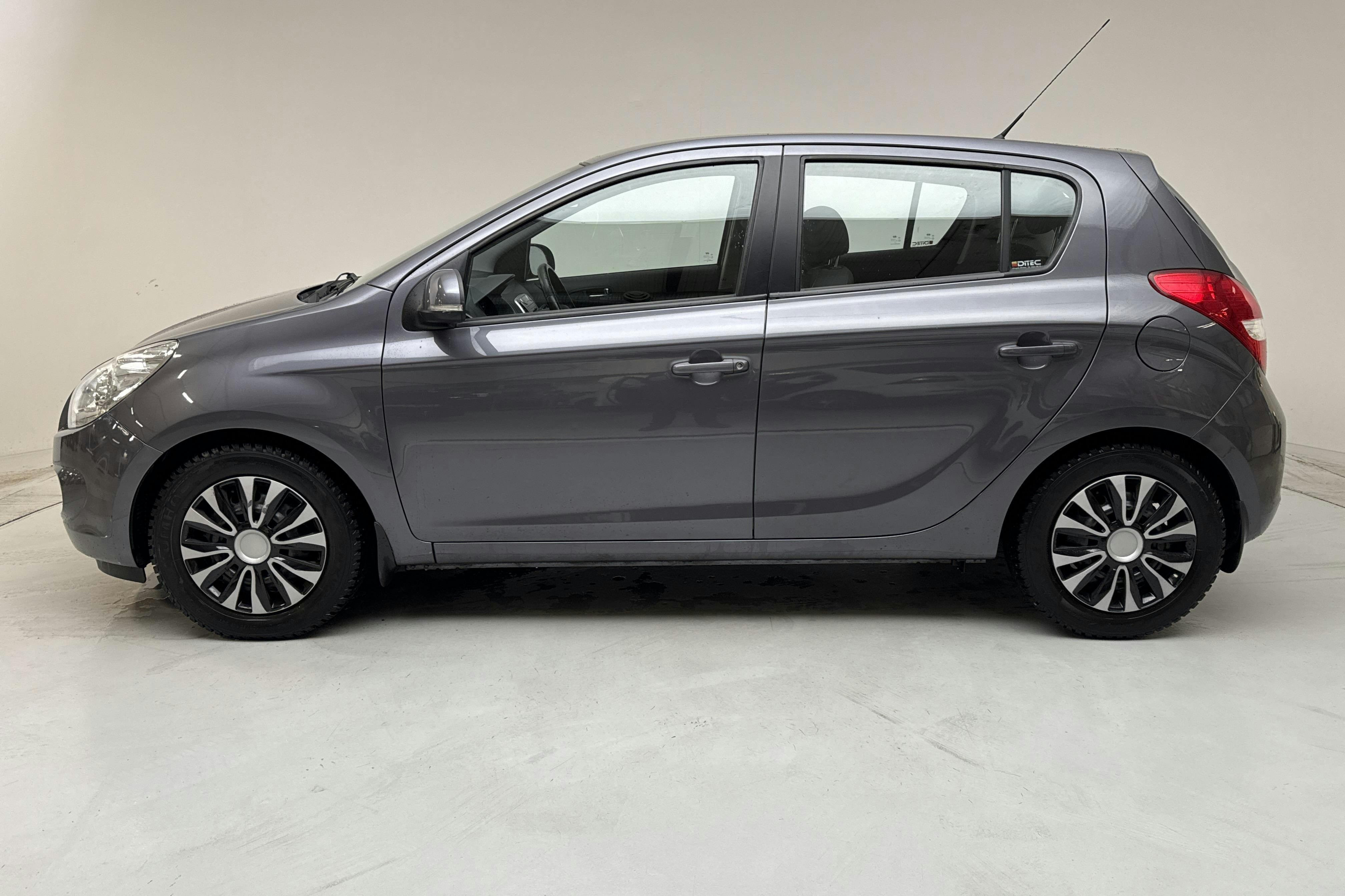 Esittelykuva 2 osoitteesta 12: Hyundai i20 1.4 (100hk) - 74 520 km - Automaattinen - Dark Grey - 2011