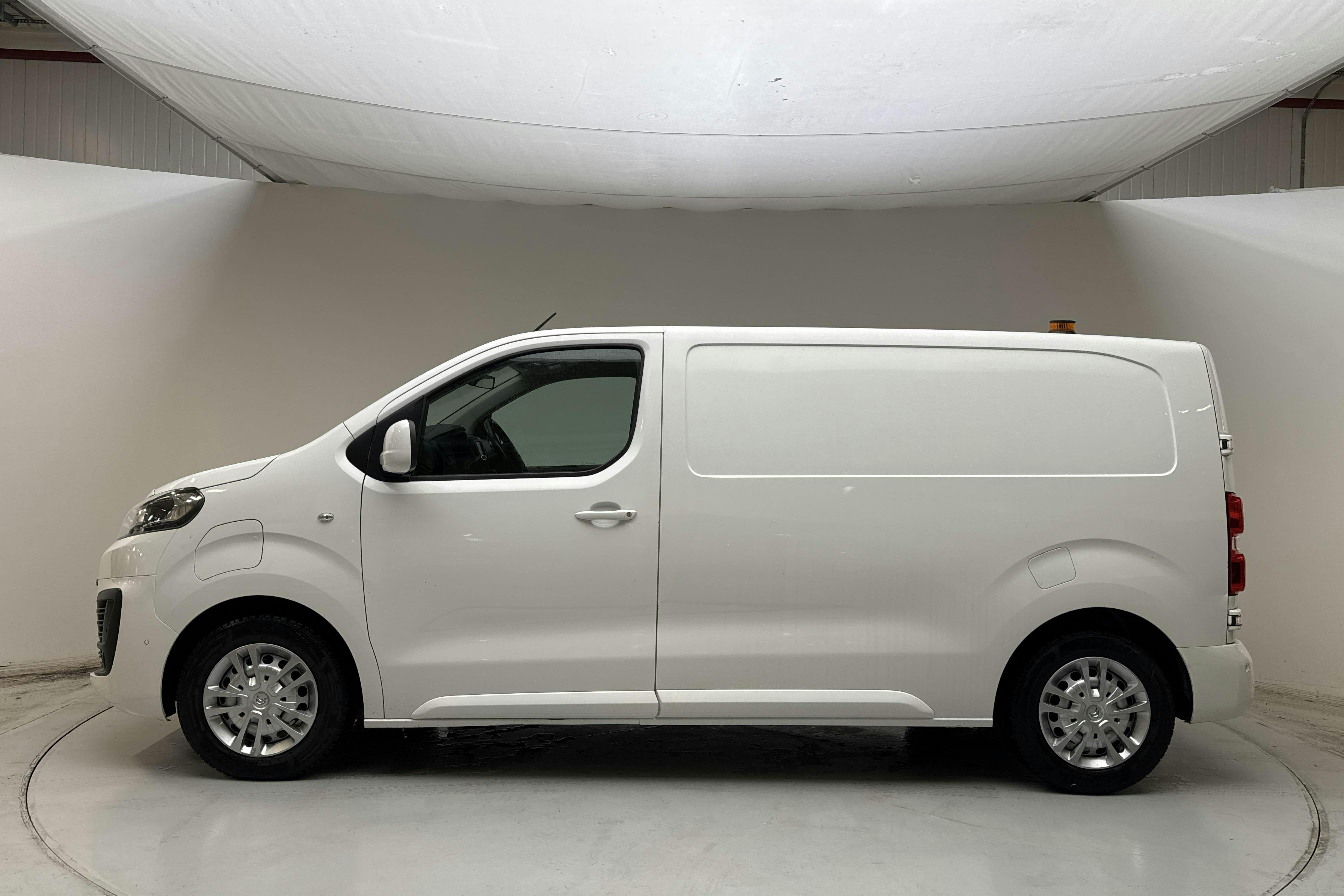 Presentationsfoto 2 av 13: Citroën e-Jumpy IV 75kWh Skåp (136hk) - 5 745 mil - Automat - vit - 2021