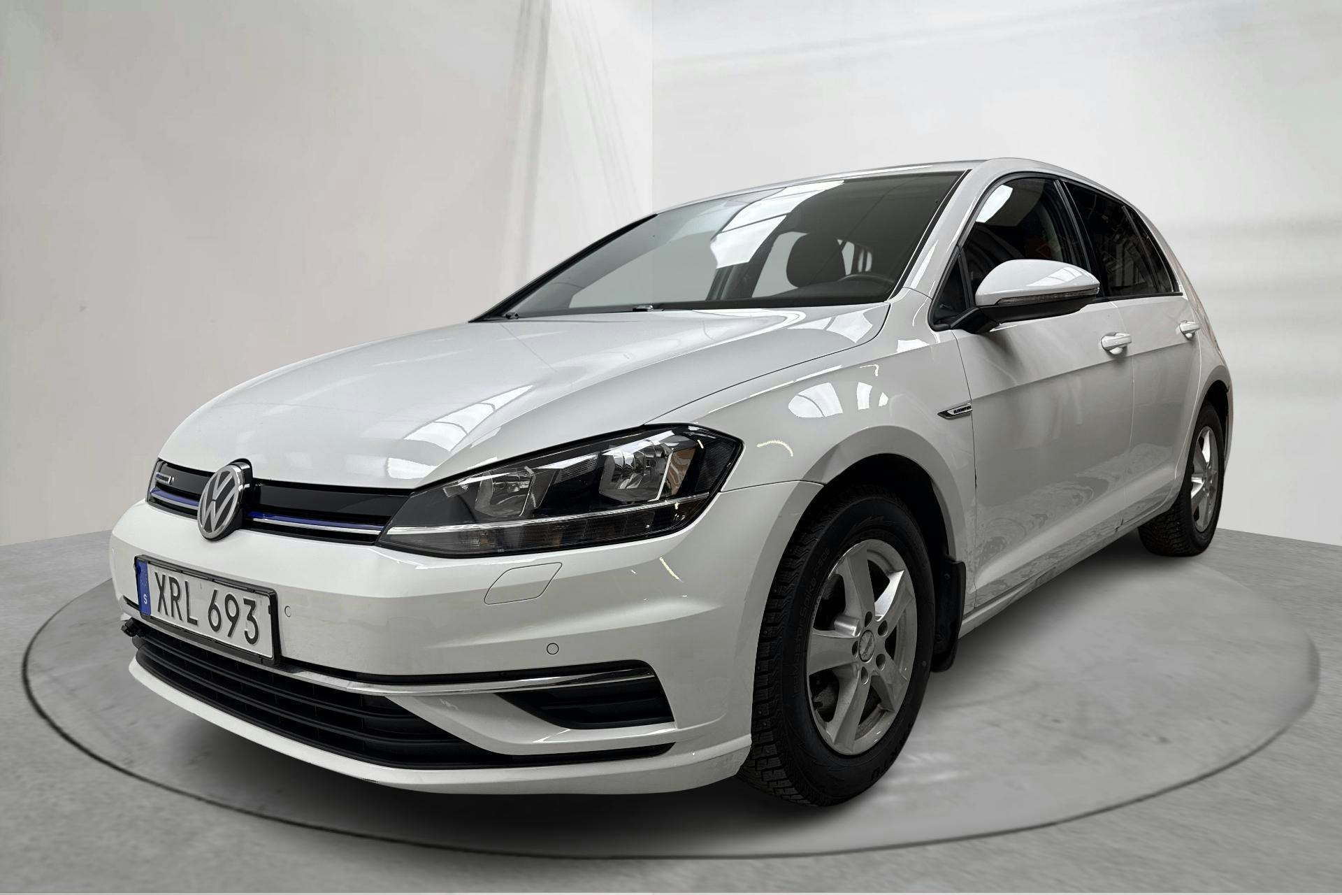 Presentation photo 1 of 14: VW Golf VII 1.4 TGI 5dr (110hk) - 130 970 km - Manual - white - 2018