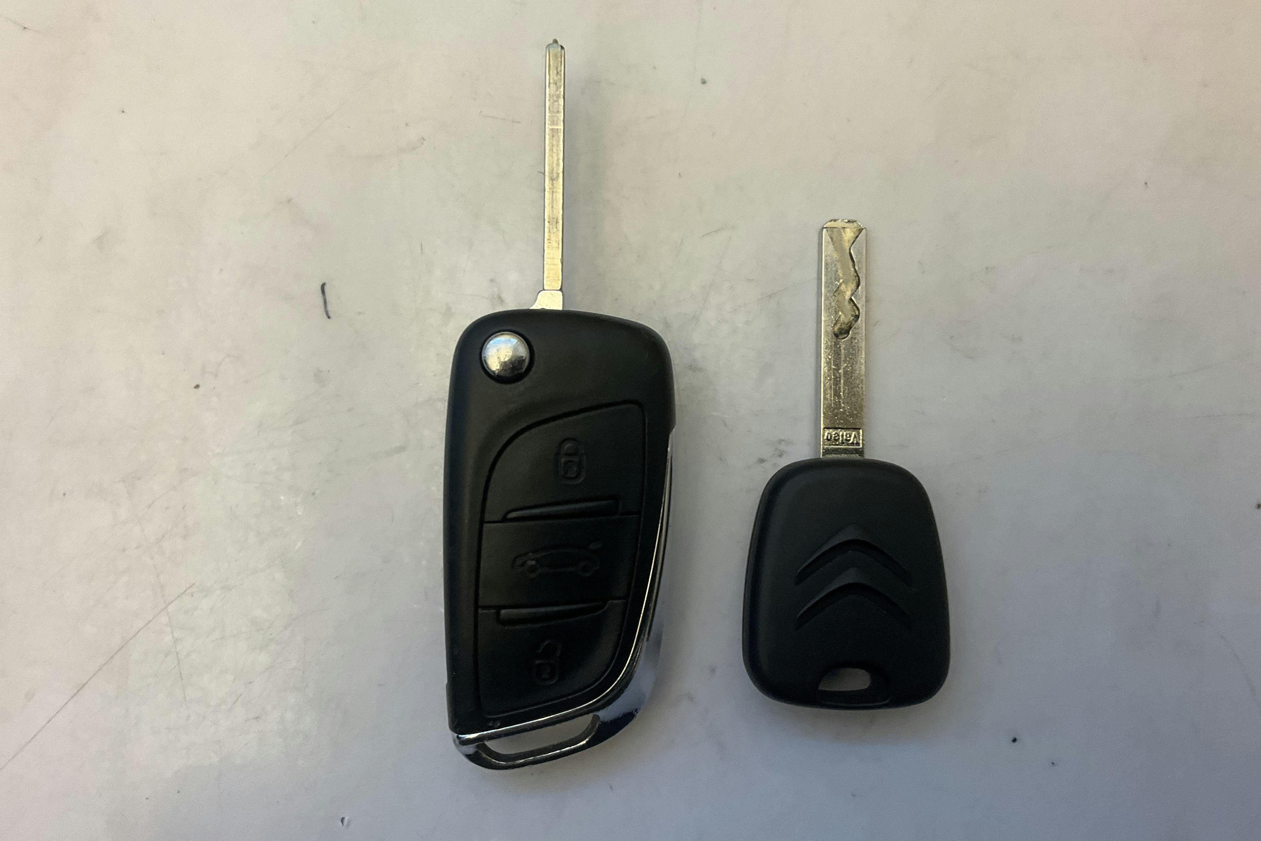 Presentationsfoto 14 av 14: Citroën C4 1.2 (130hk) - 14 303 mil - Manuell - vit - 2014