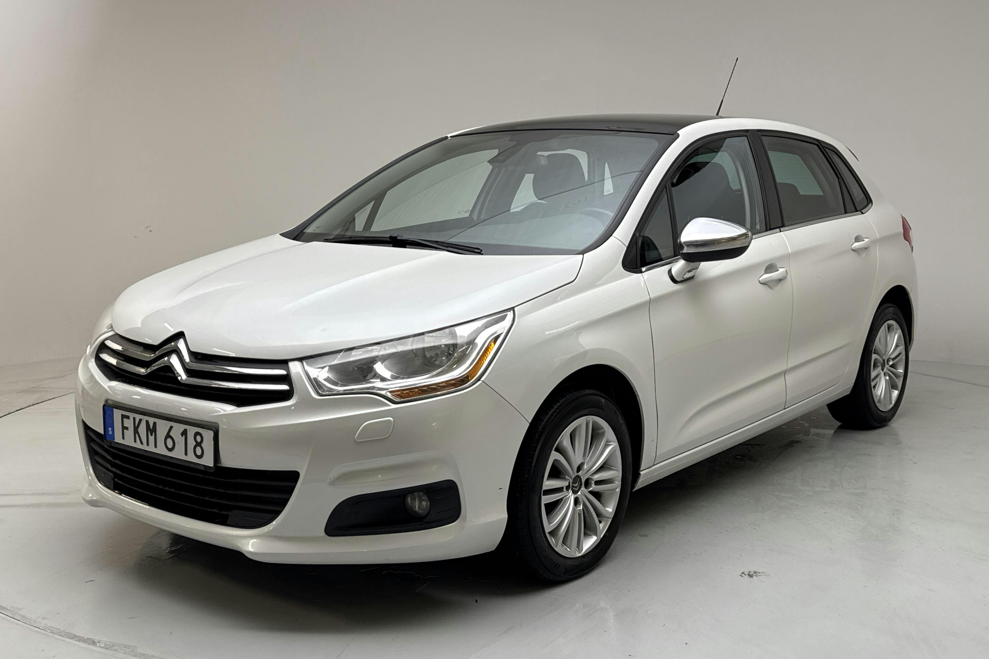 Presentationsfoto 1 av 14: Citroën C4 1.2 (130hk) - 14 303 mil - Manuell - vit - 2014