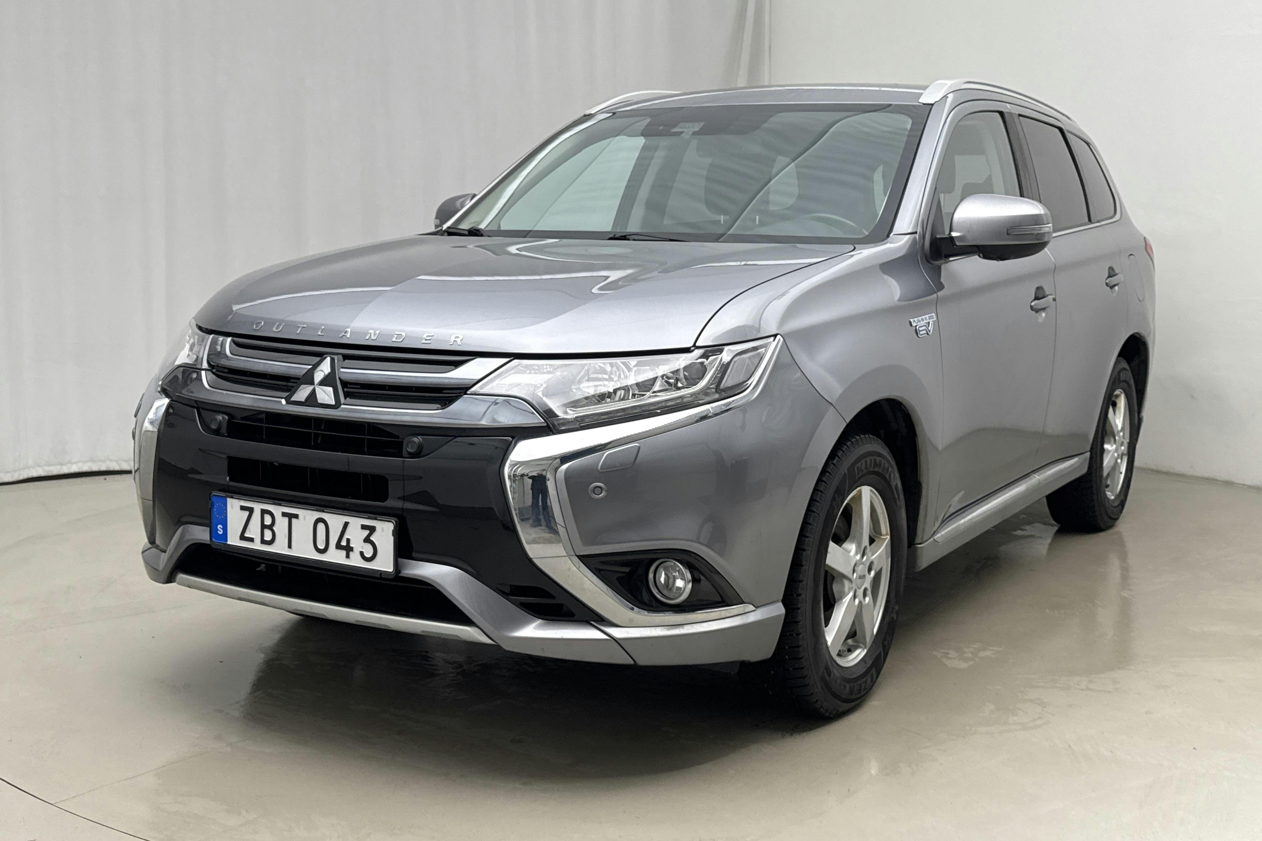 Mitsubishi Outlander 2.0 Plug-in Hybrid 4WD (121hk) - 9 389 mil - Automat - grå - 2018