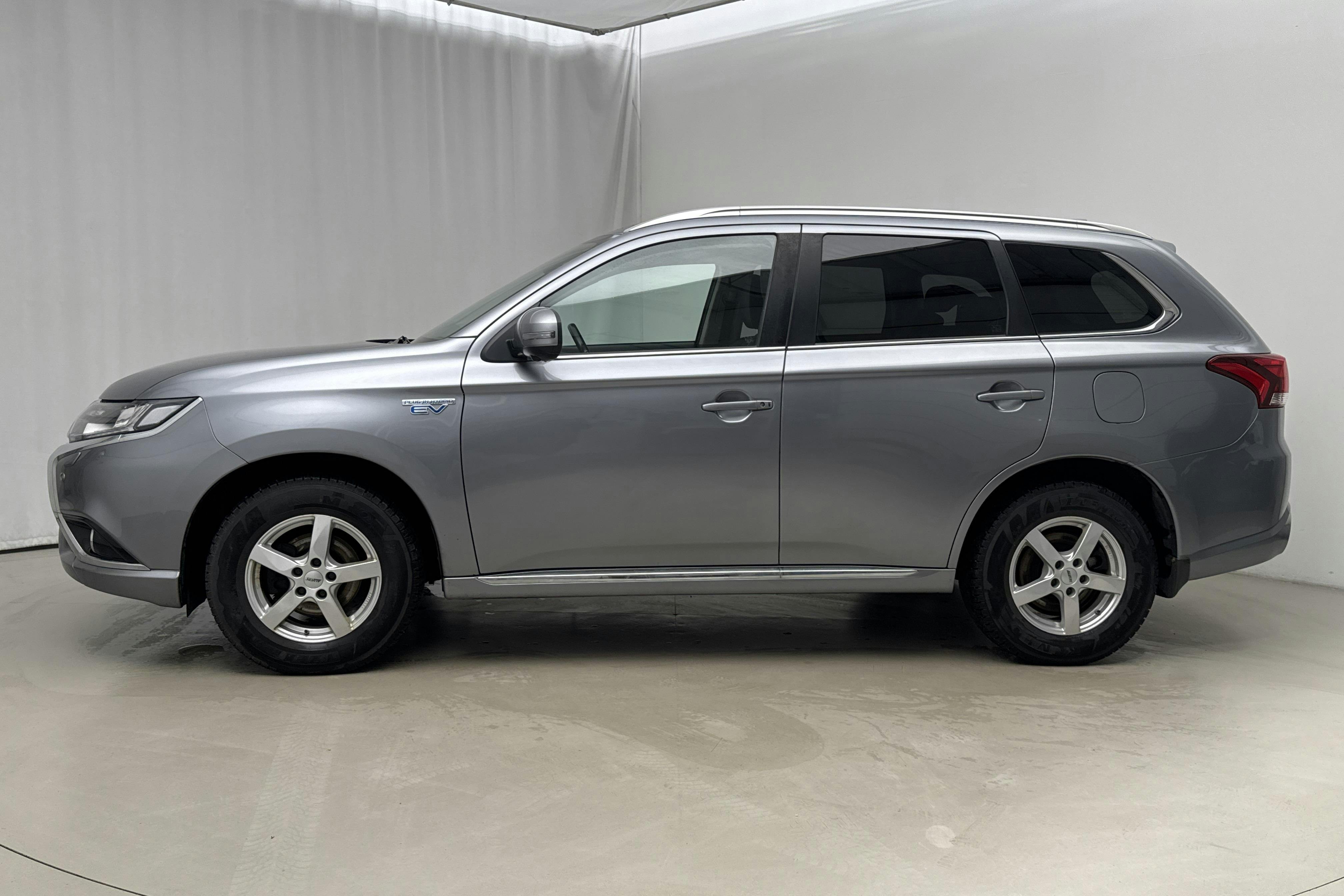 Presentation photo 2 of 19: Mitsubishi Outlander 2.0 Plug-in Hybrid 4WD (121hk) - 93 890 km - Automatic - gray - 2018