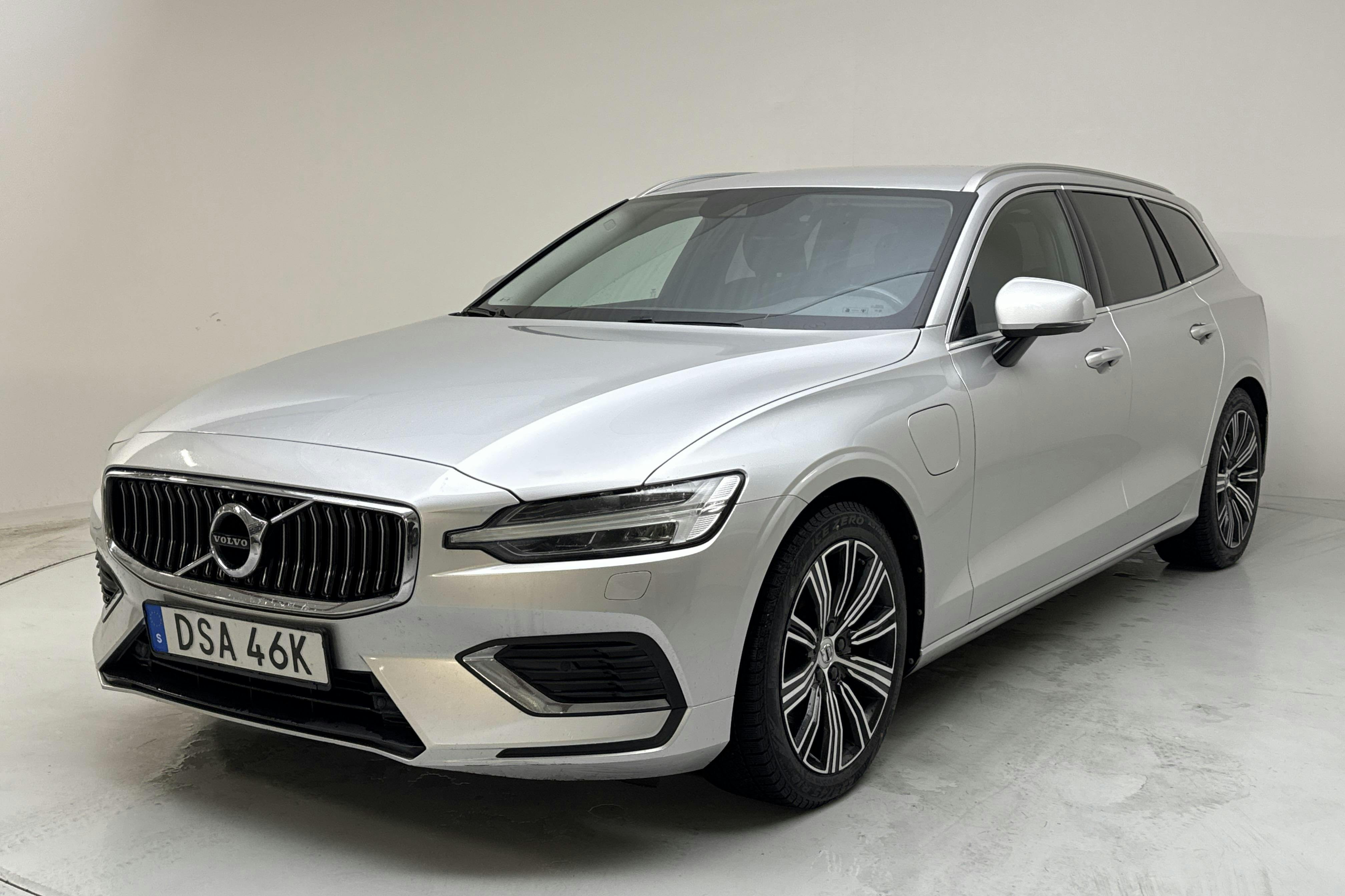 Esittelykuva 1 osoitteesta 17: Volvo V60 T6 AWD Twin Engine (340hk) - 204 300 km - Automaattinen - hopea - 2021