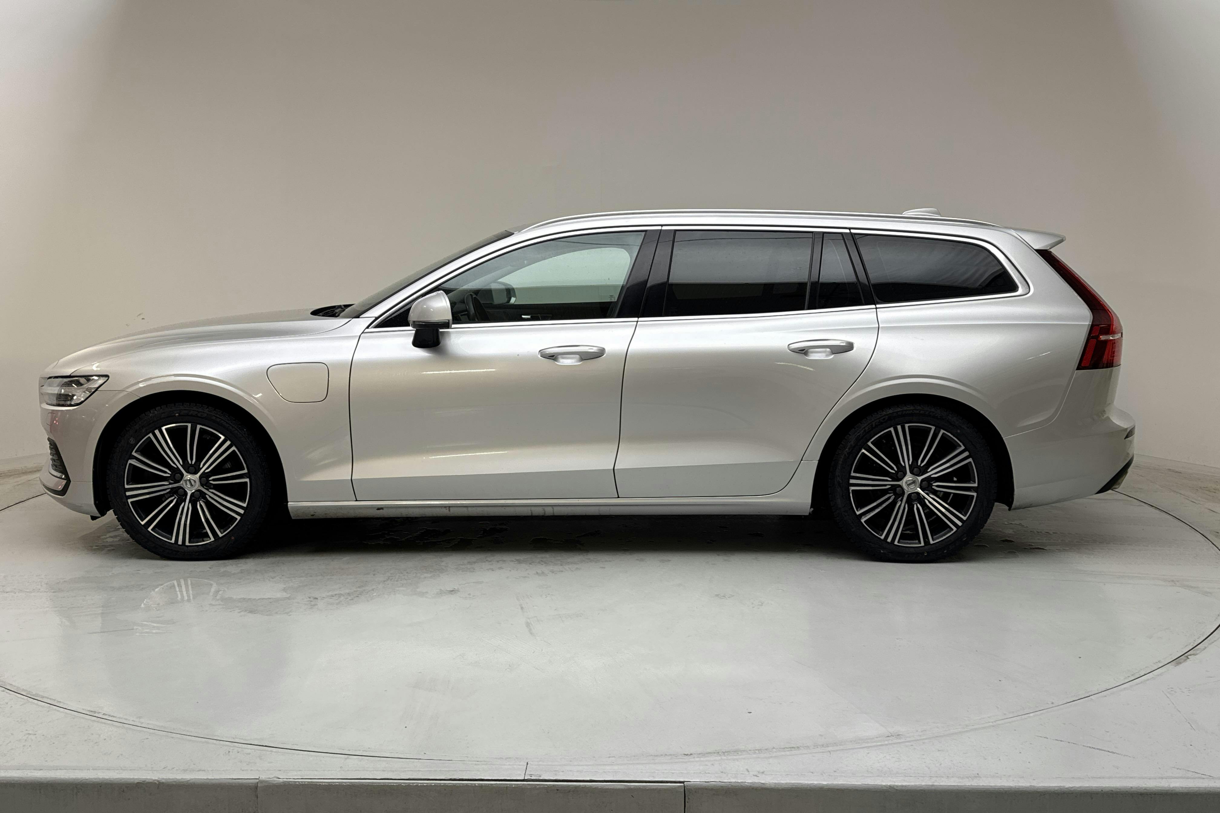 Esittelykuva 2 osoitteesta 17: Volvo V60 T6 AWD Twin Engine (340hk) - 204 300 km - Automaattinen - hopea - 2021