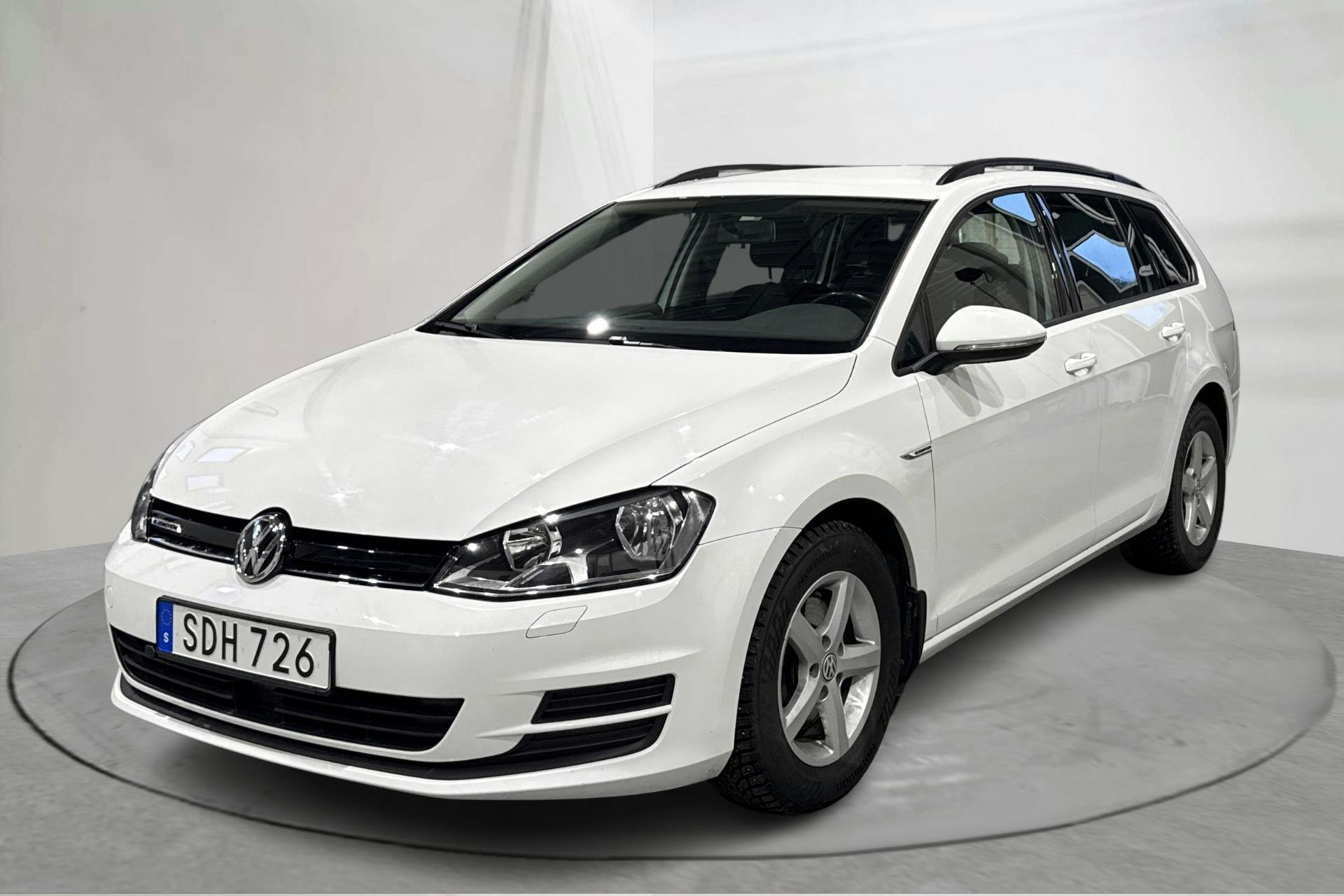 Presentationsfoto 1 av 15: VW Golf VII 1.4 TGI BlueMotion Sportscombi (110hk) - 7 794 mil - Automat - vit - 2017