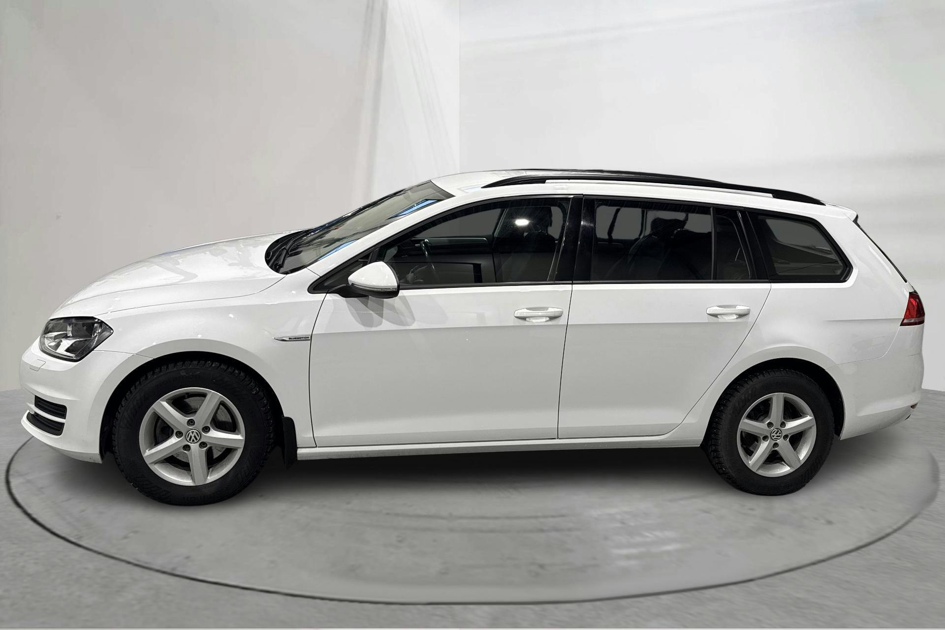 Presentationsfoto 2 av 15: VW Golf VII 1.4 TGI BlueMotion Sportscombi (110hk) - 7 794 mil - Automat - vit - 2017